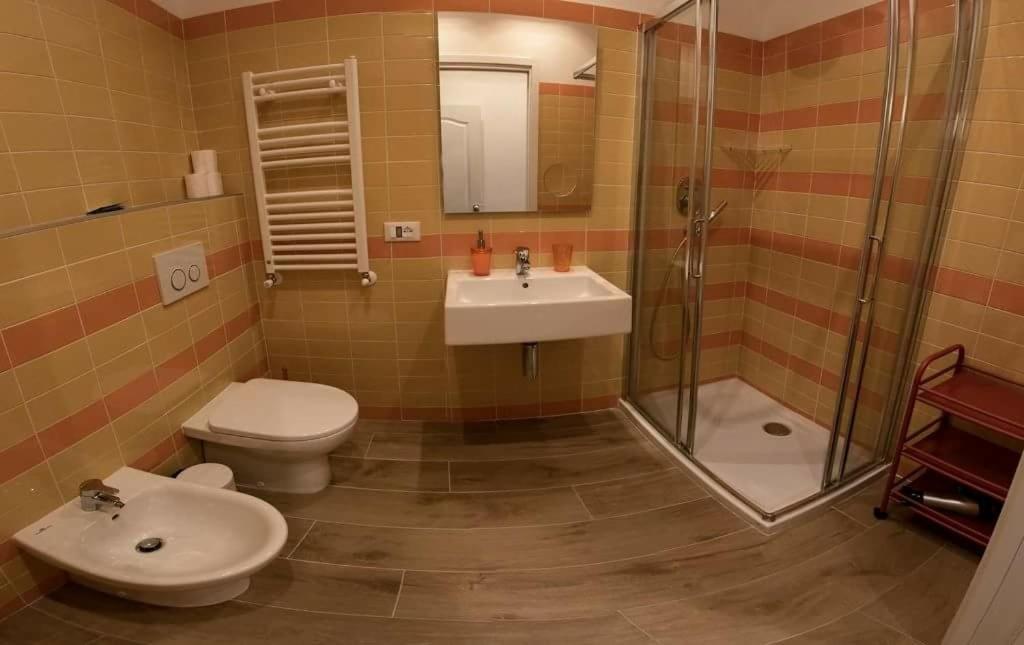 Double Room with Private Bathroom - Photo 2