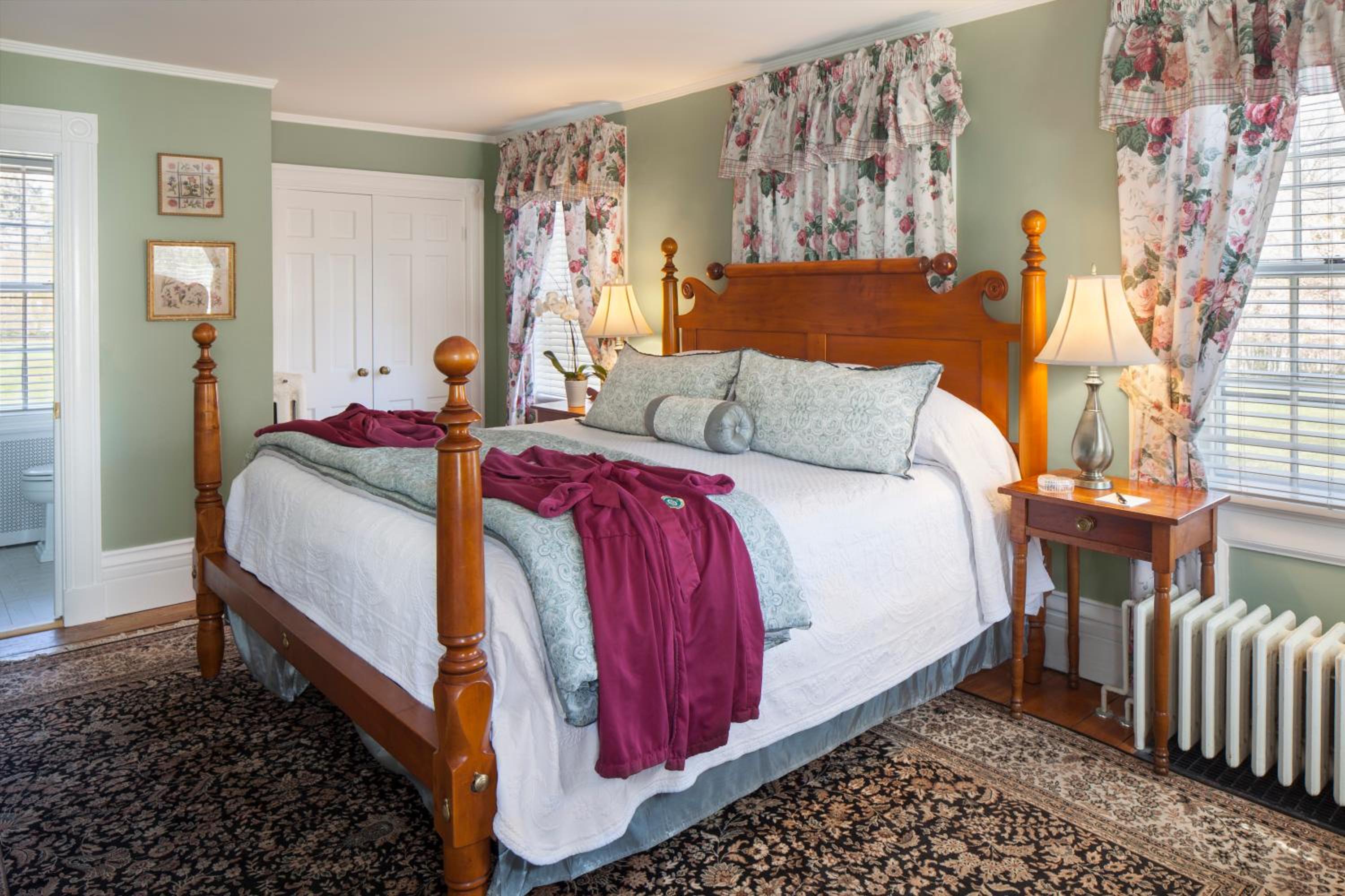 Deluxe King Room with Fireplace - Main (Hannah Rebekah) photo 2