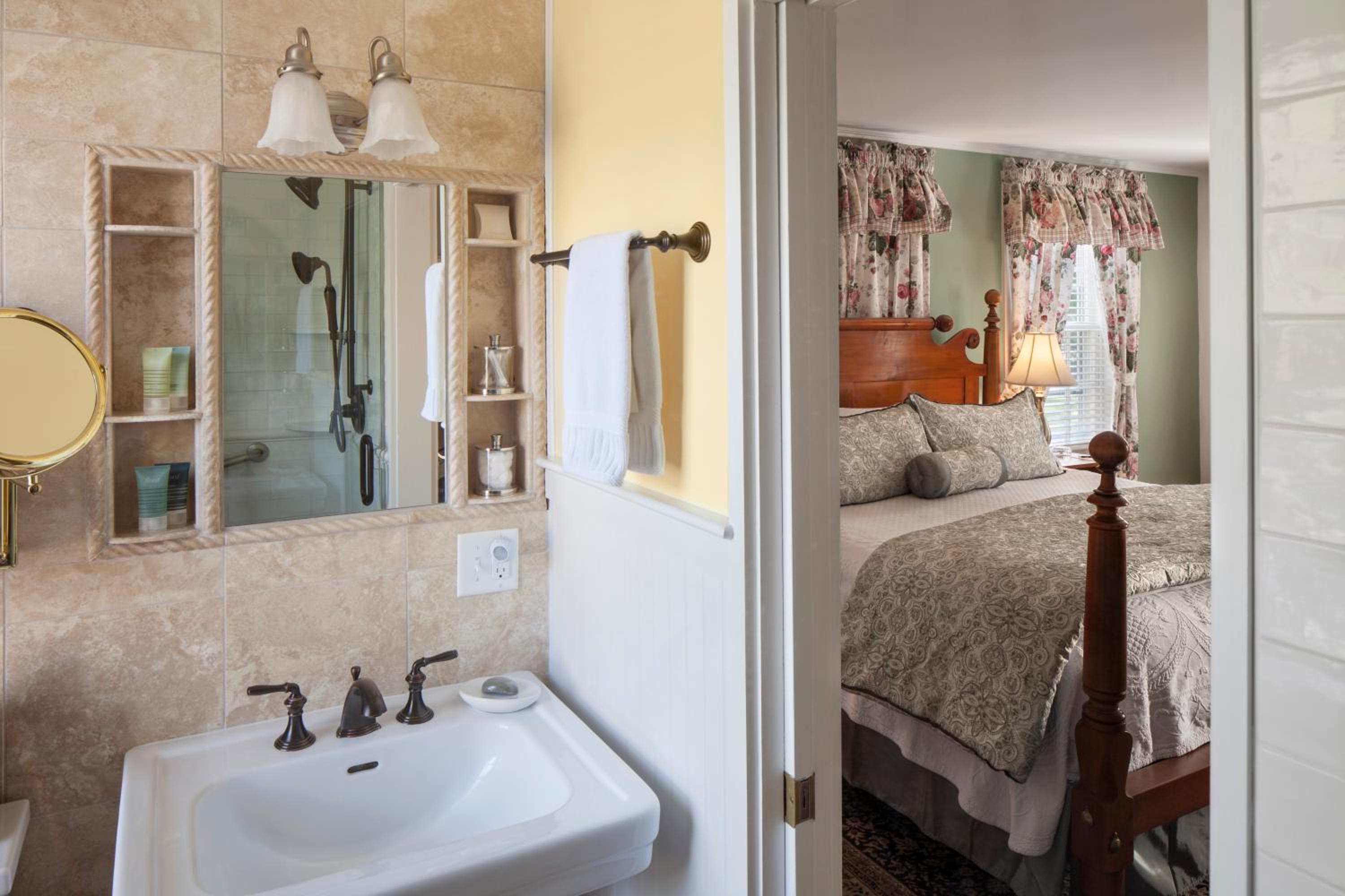 Deluxe King Room with Fireplace - Main (Hannah Rebekah) photo 3