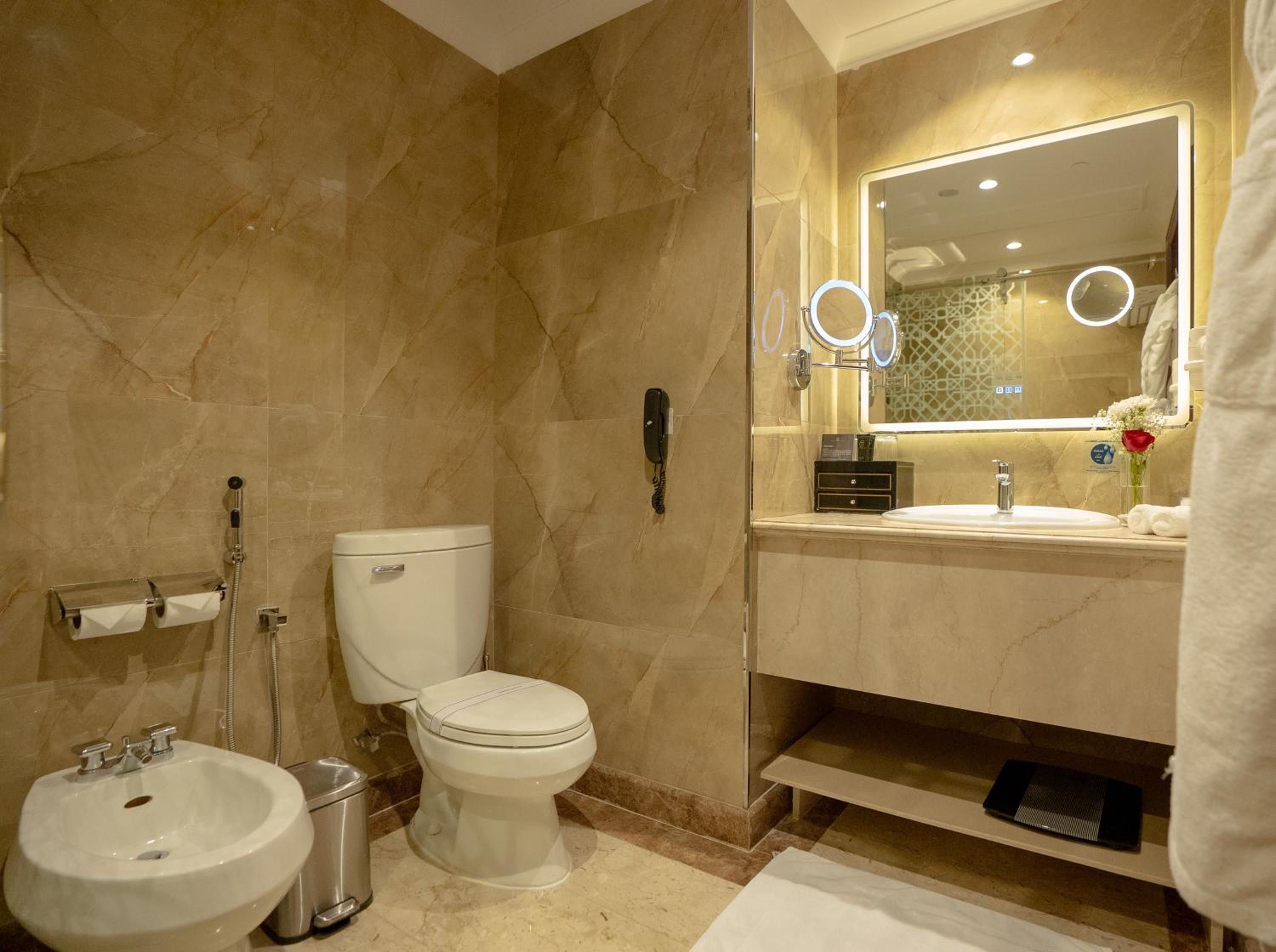 Deluxe King Room City View - Photo 2