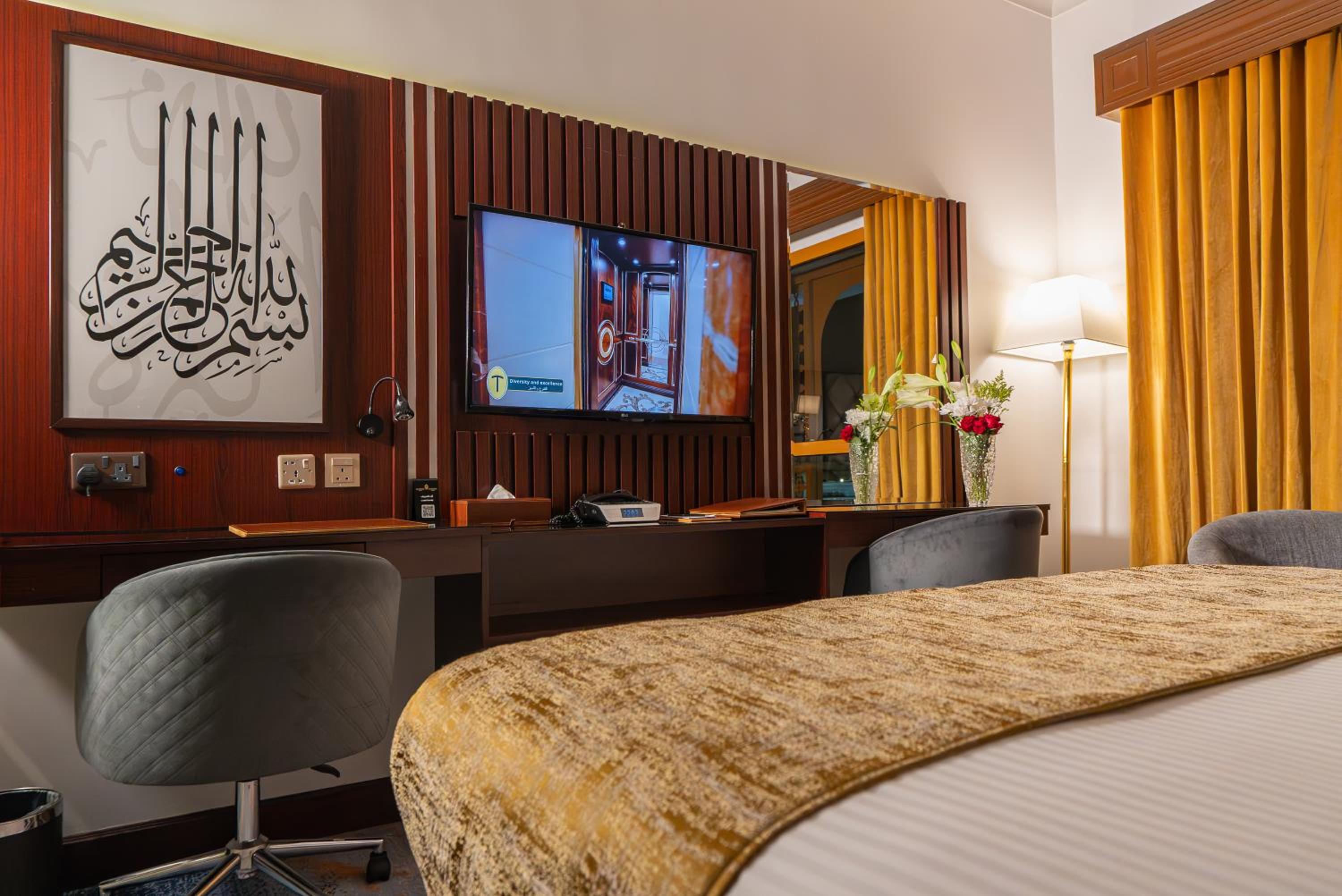 Deluxe King Room City View - Photo 1