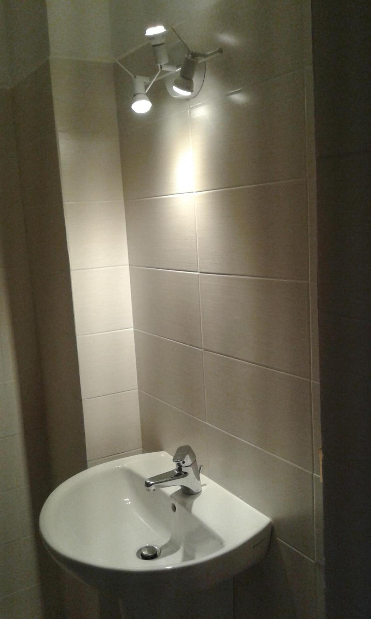 Twin Room with Private Bathroom - Photo 4