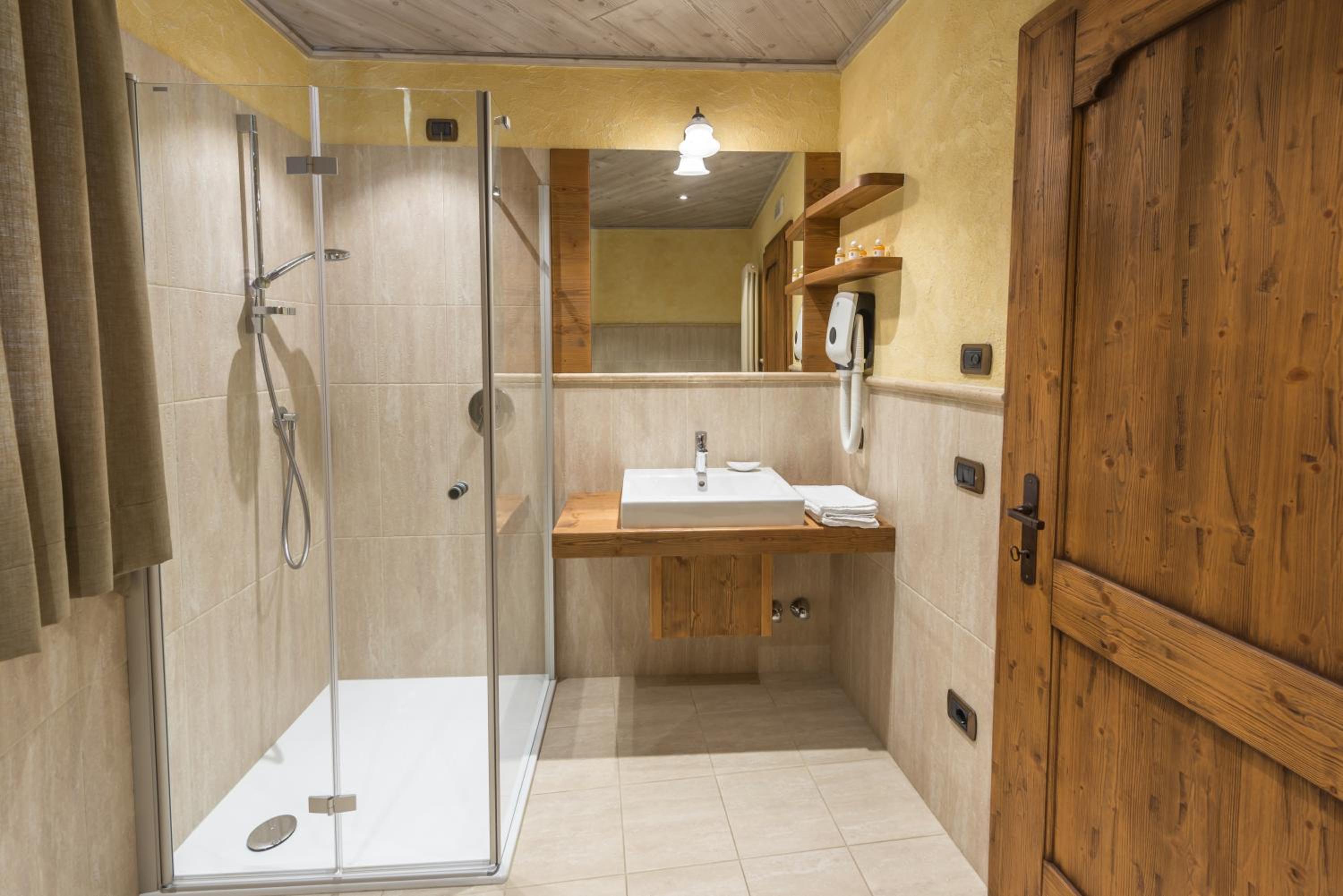 Deluxe Double or Twin Room - Photo 9