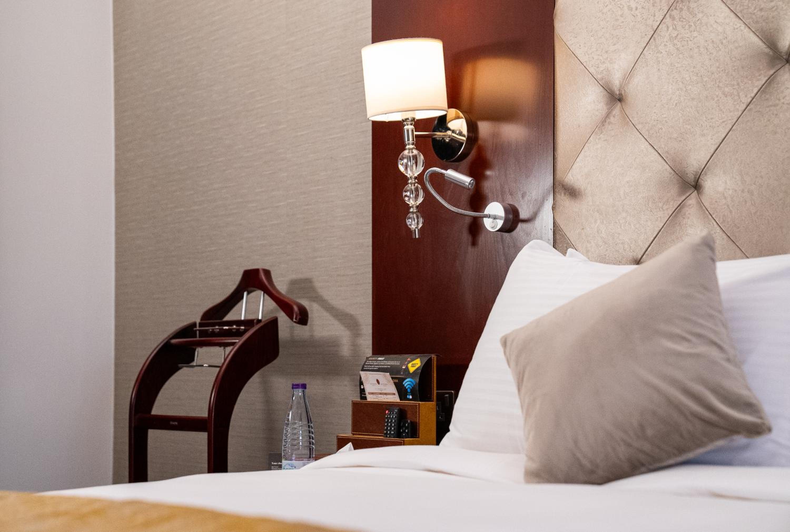 Deluxe King Room City View - Photo 3