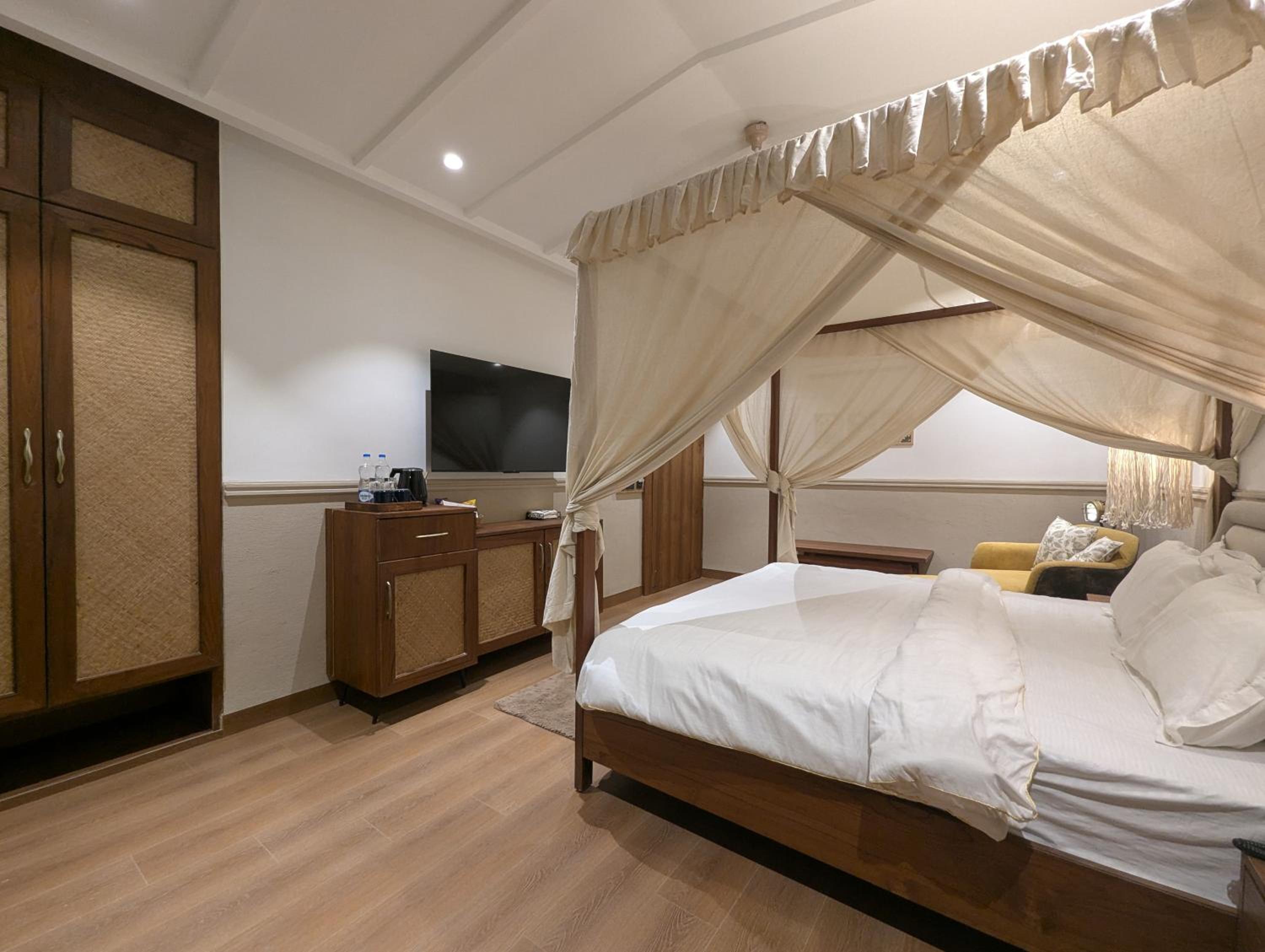 Deluxe Double Room with Balcony photo 3