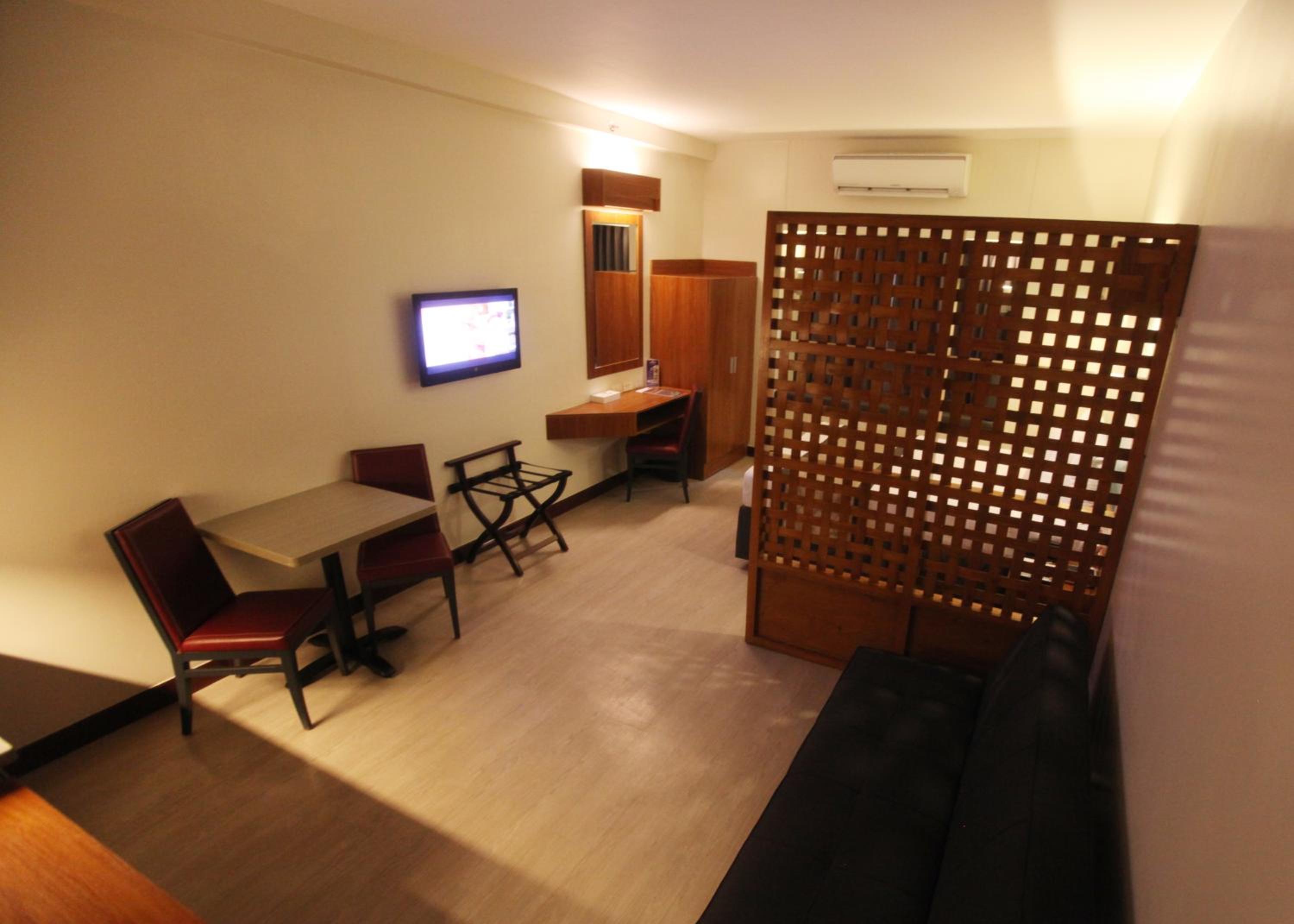 Queen Suite - Non-Smoking - Photo 7