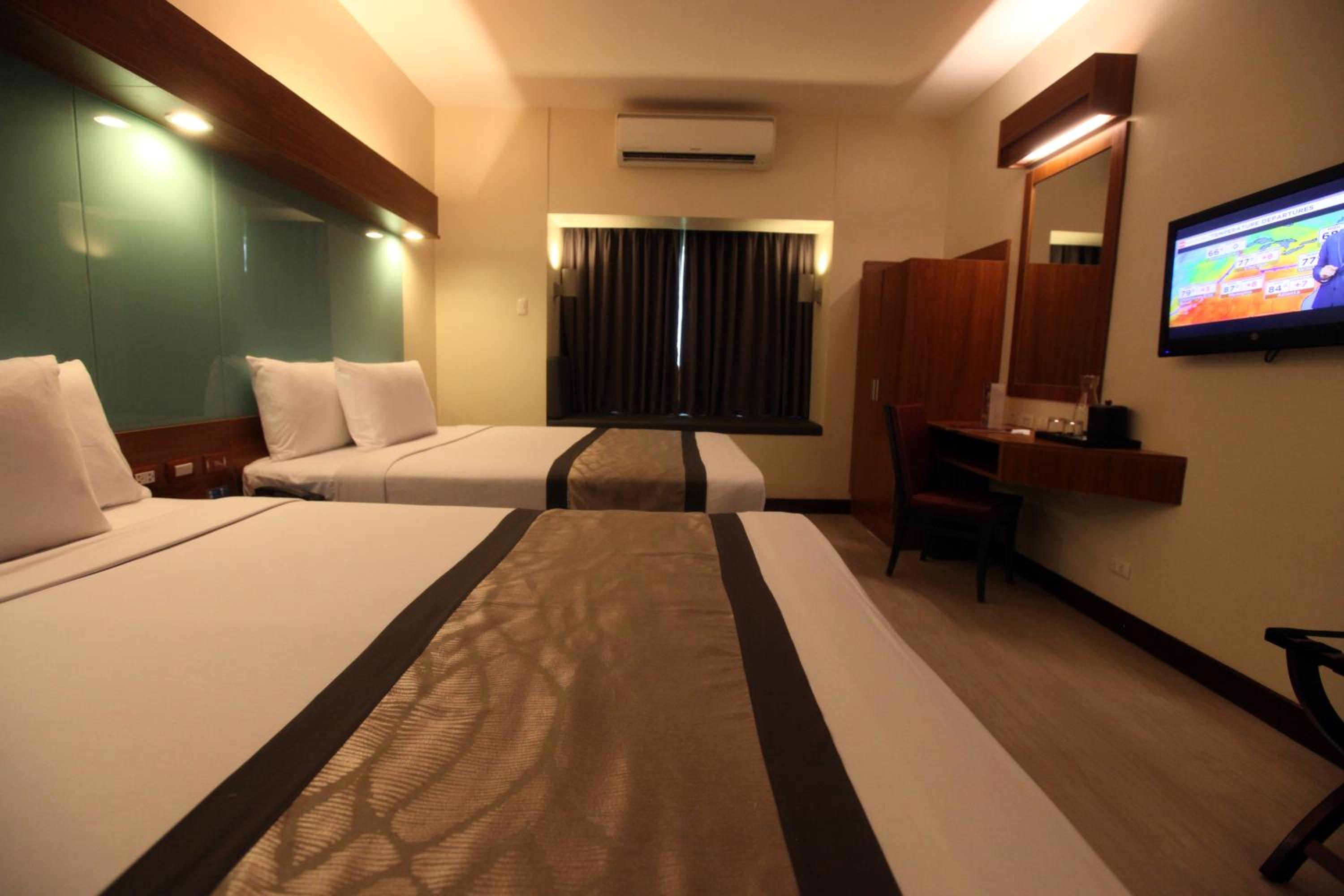 Queen Room with Two Queen Beds - Non-Smoking - Photo 6