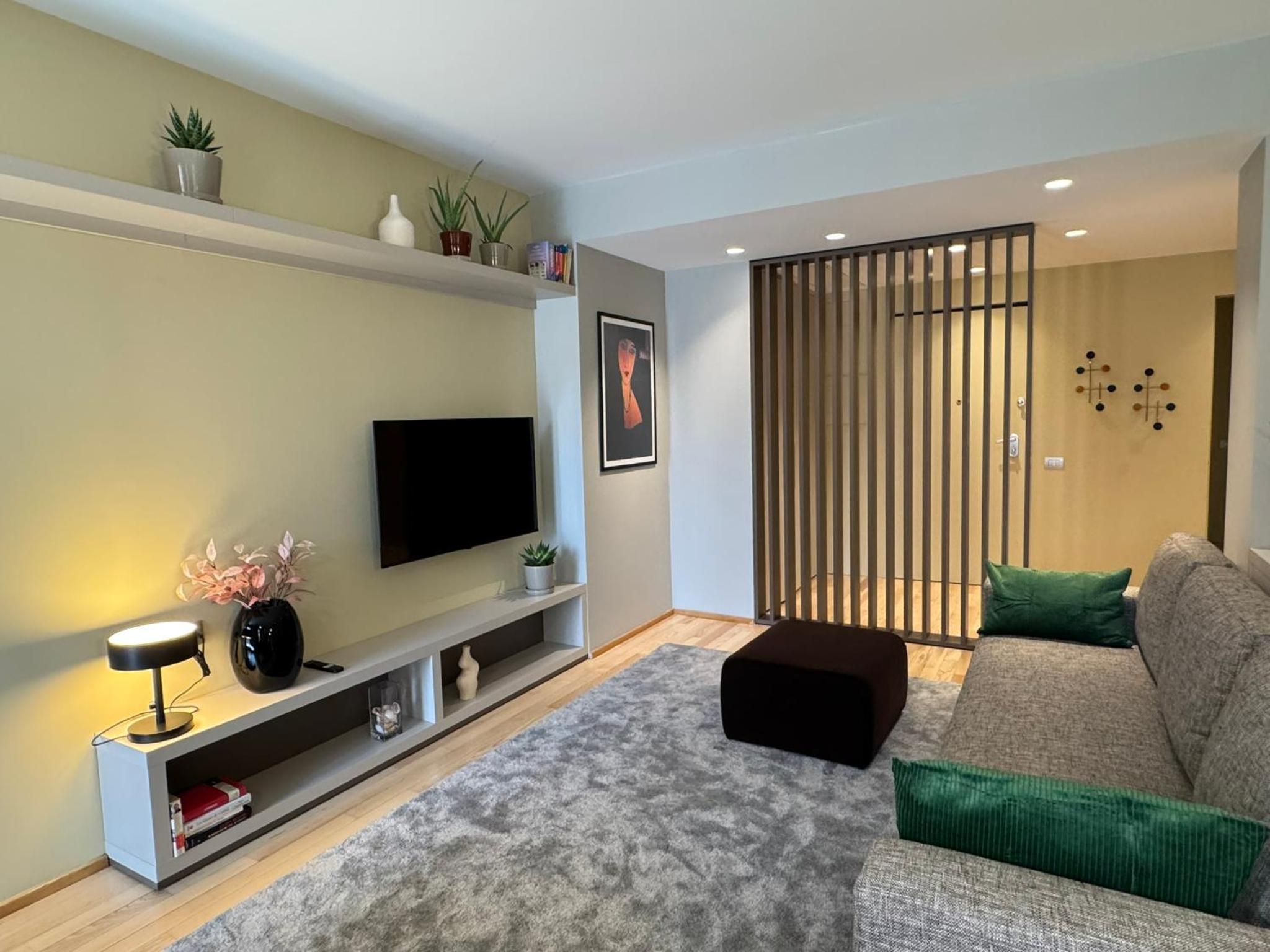 Three-Bedroom Apartment with Lake View