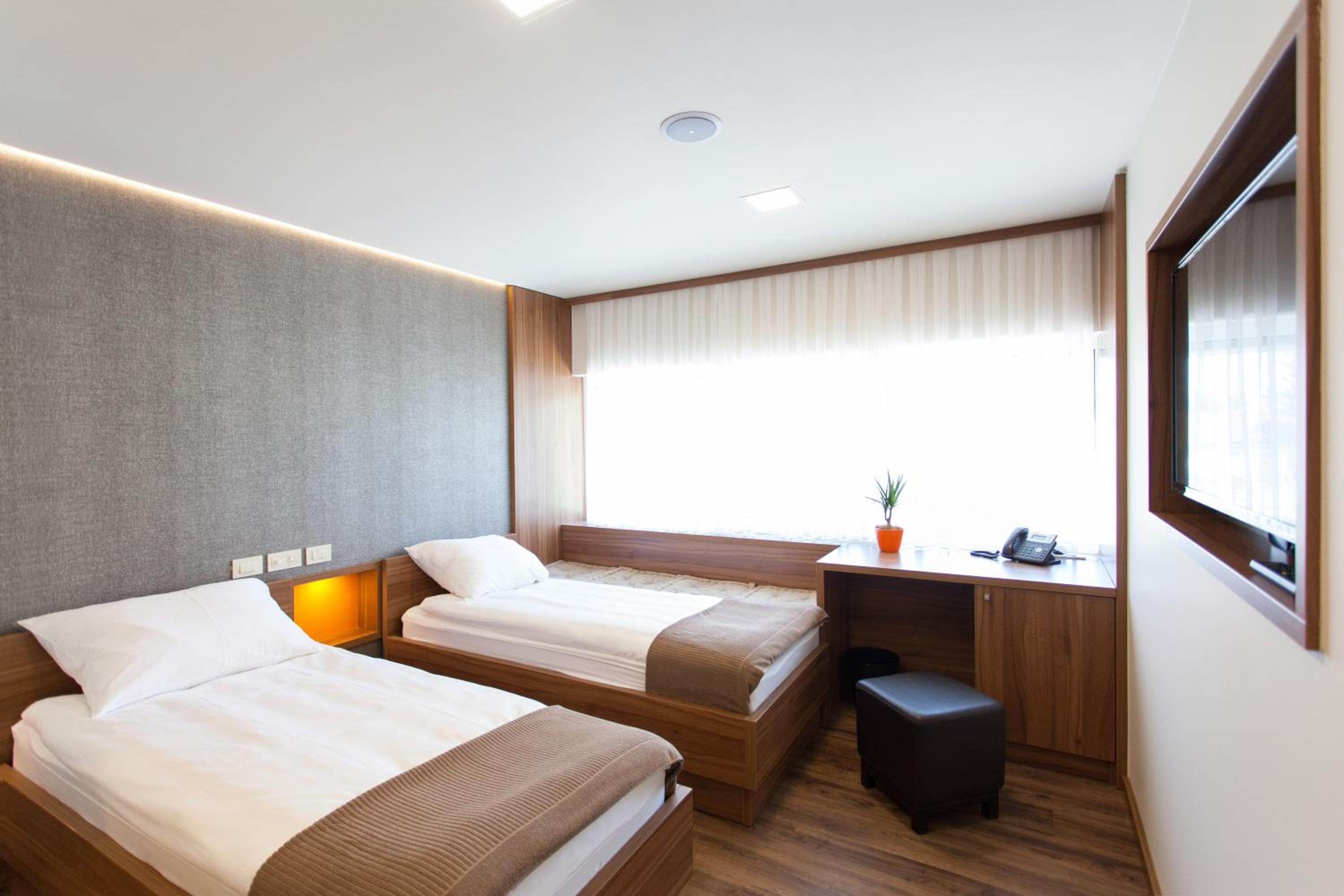 Twin Room - Photo 2