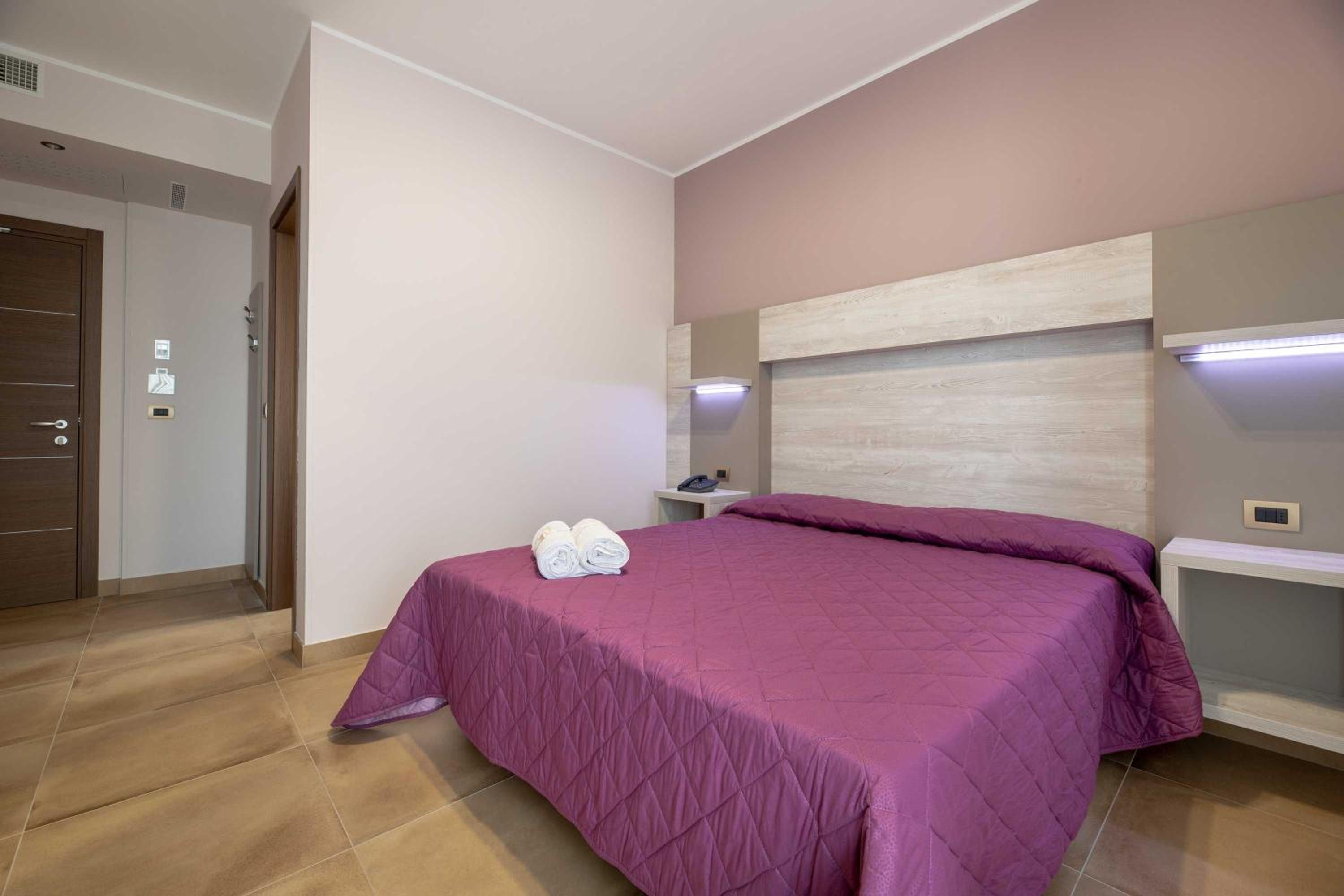 Deluxe Double Room with Side Sea View