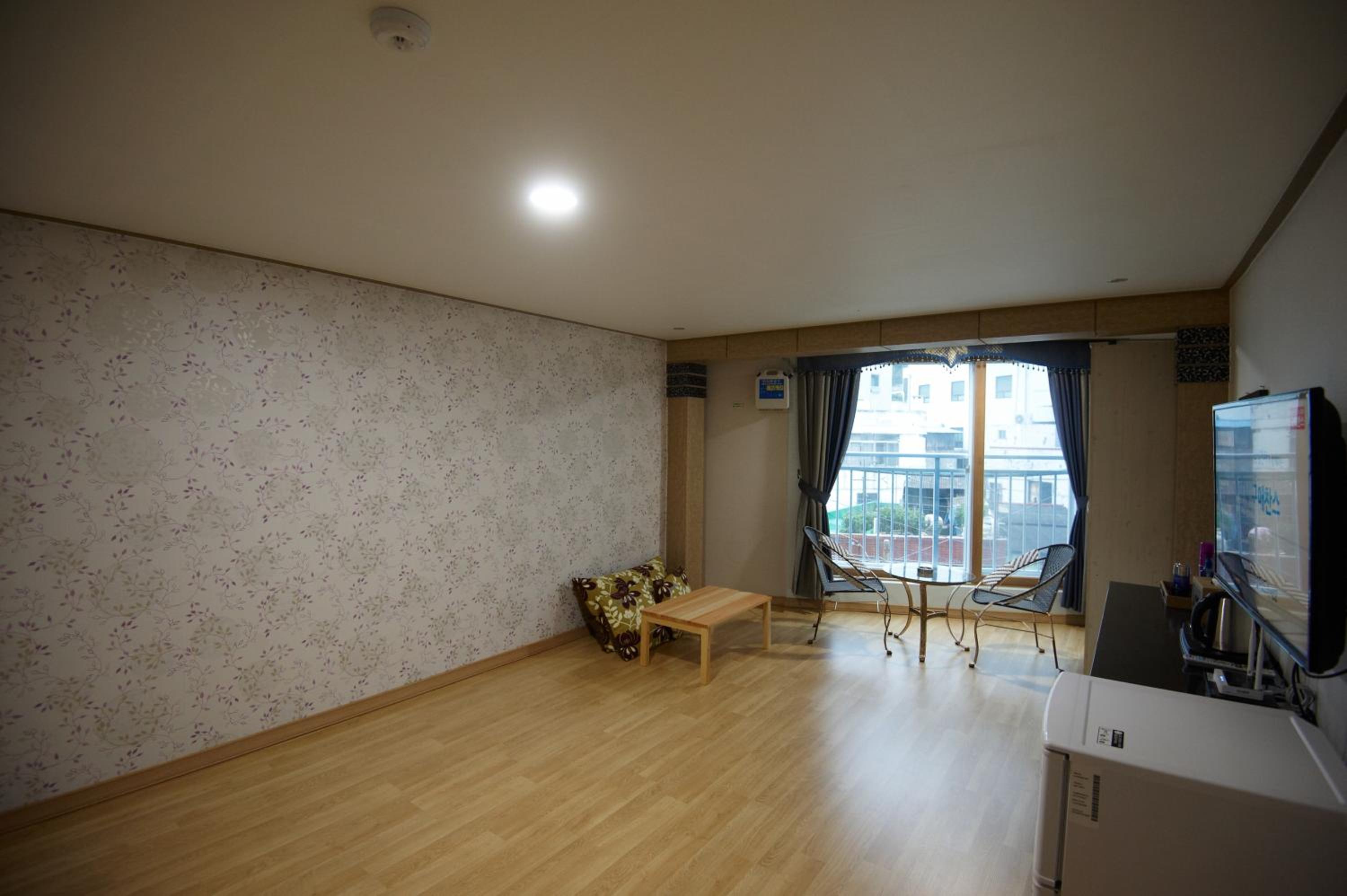 Korean-Style Deluxe Family Room photo 1