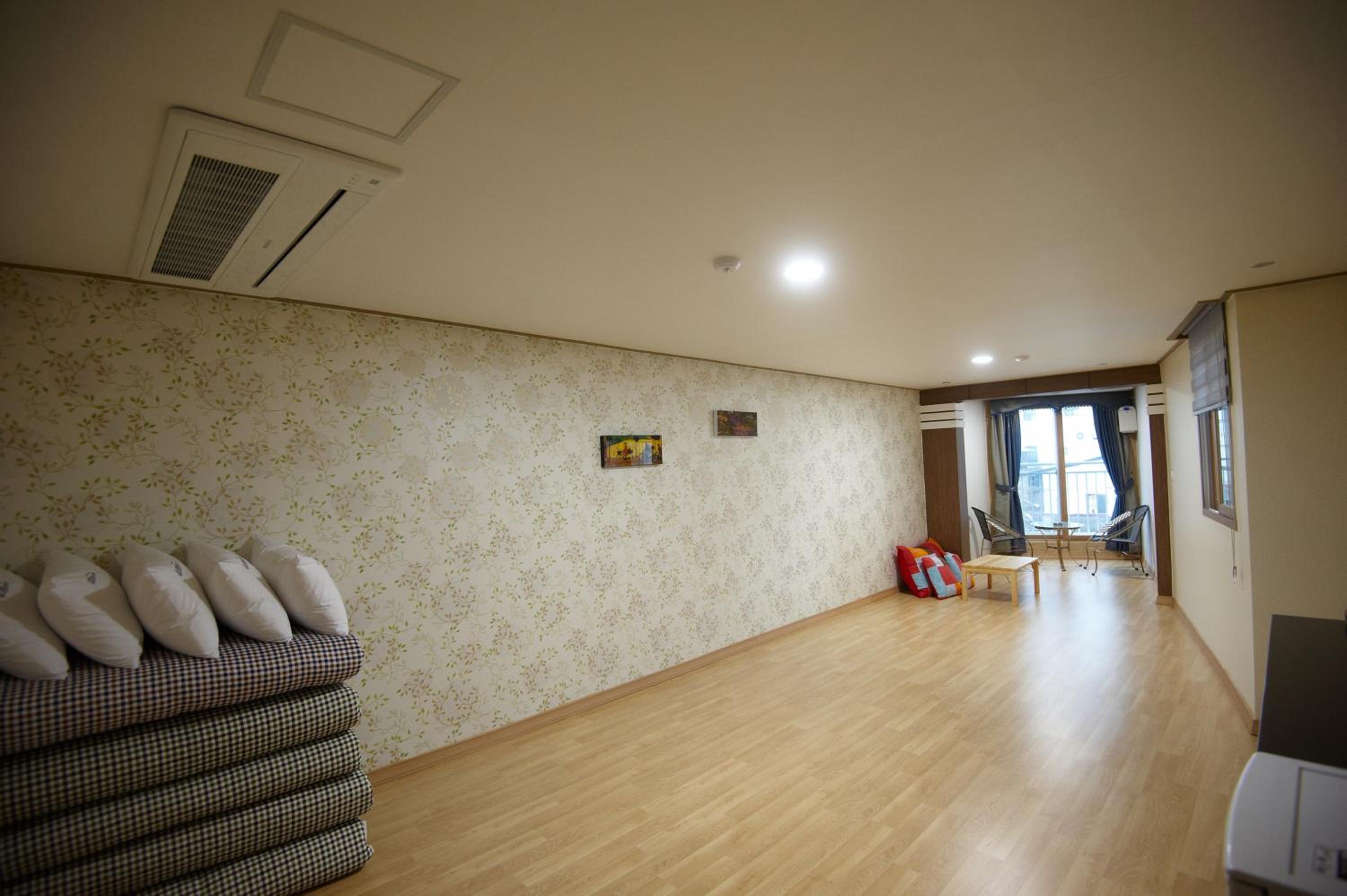 Korean-Style Deluxe Family Room photo 2