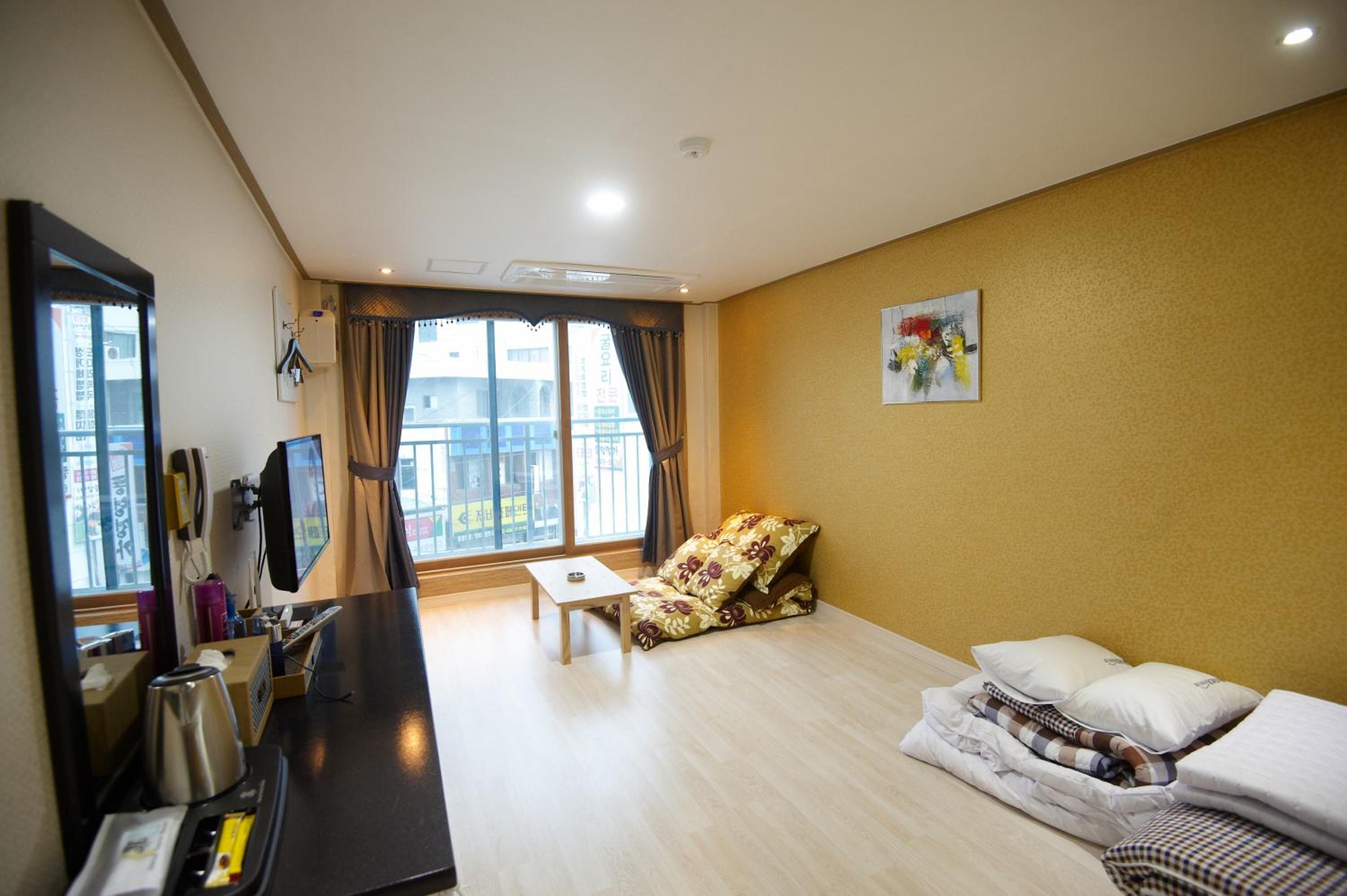 Korean-Style Standard Family Room photo 2