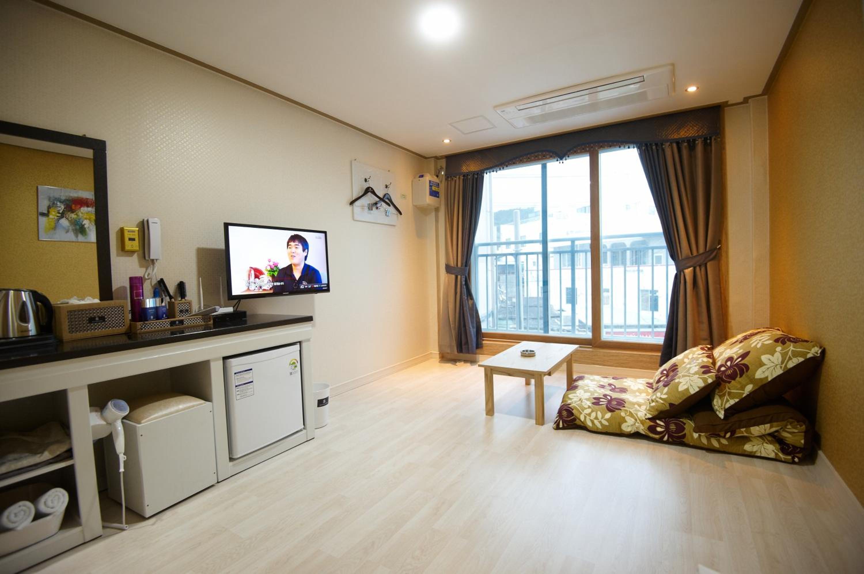 Korean-Style Standard Family Room photo 3