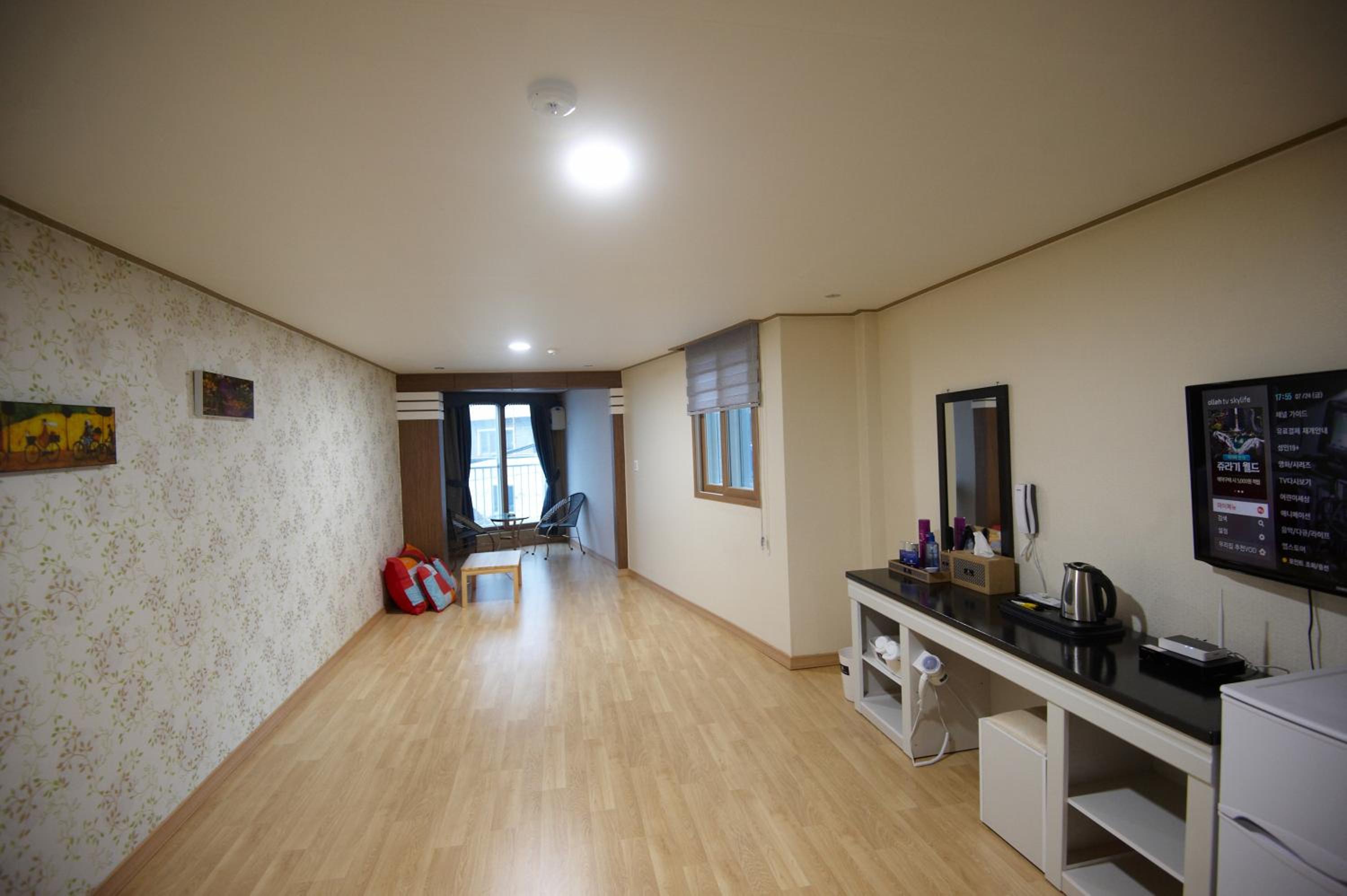 Korean-Style Deluxe Family Room photo 3