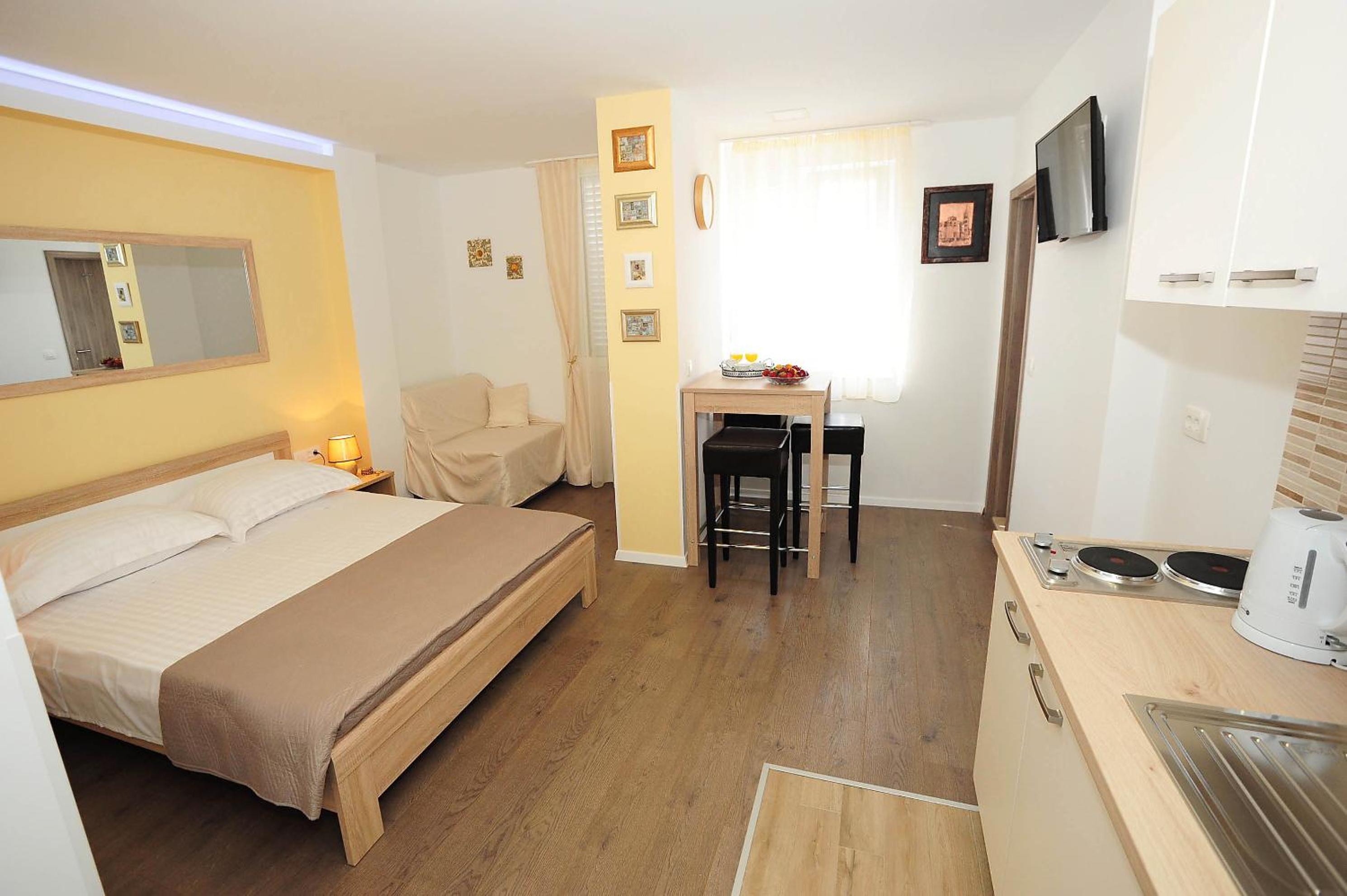 Studio Apartment - Photo 18