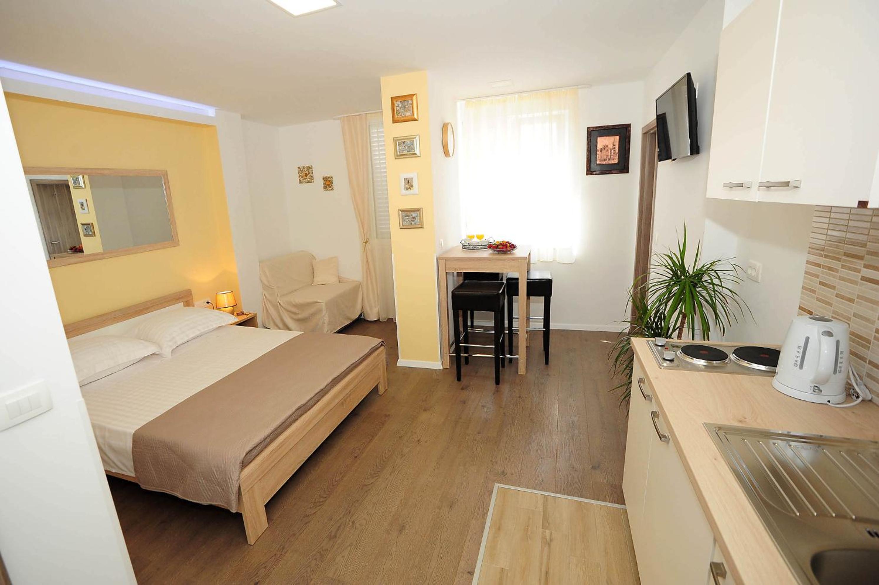 Studio Apartment - Photo 1