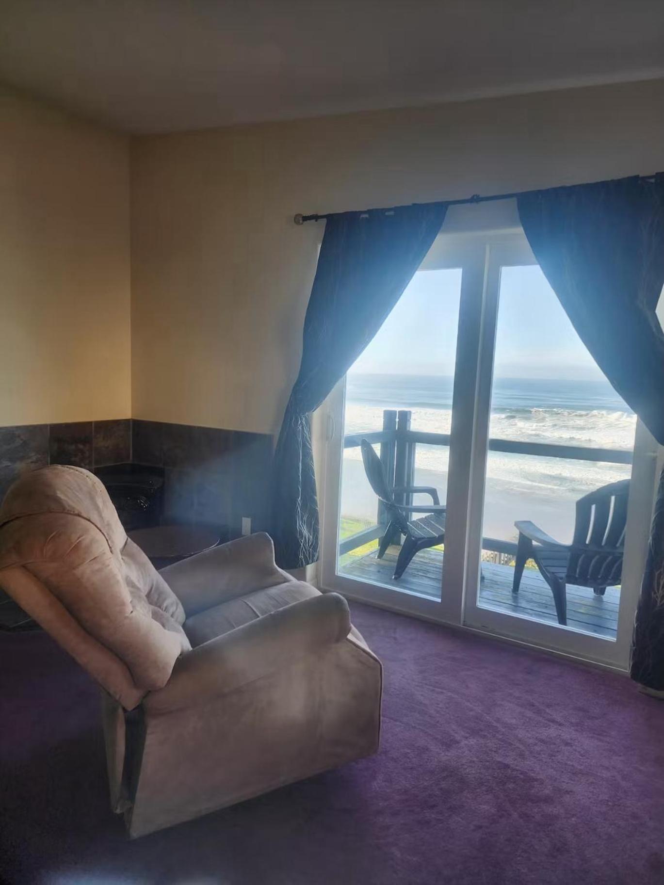 One Bedroom King Suite Oceanfront with Jetted Tub