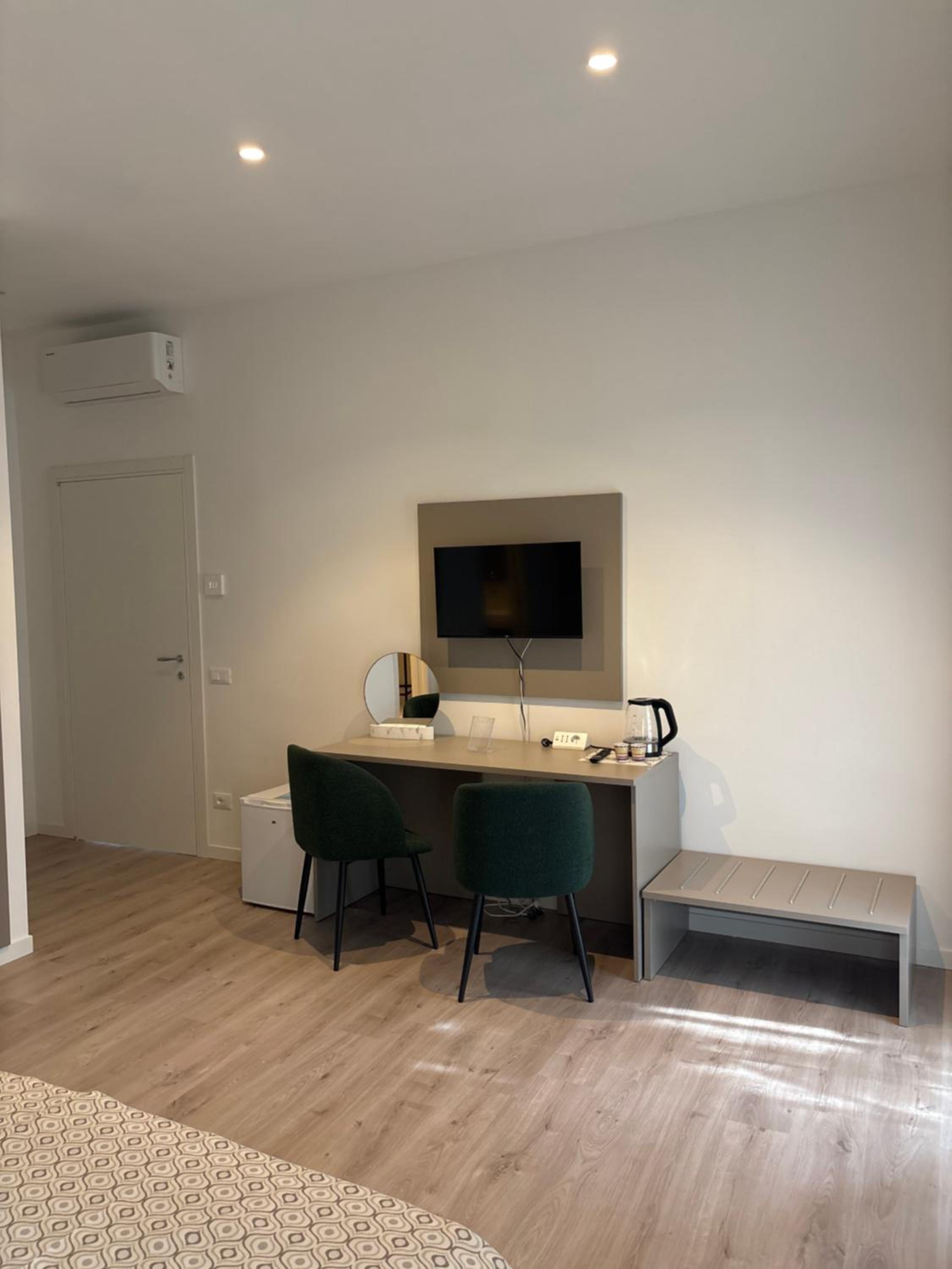 Deluxe Double Room with Balcony photo 2