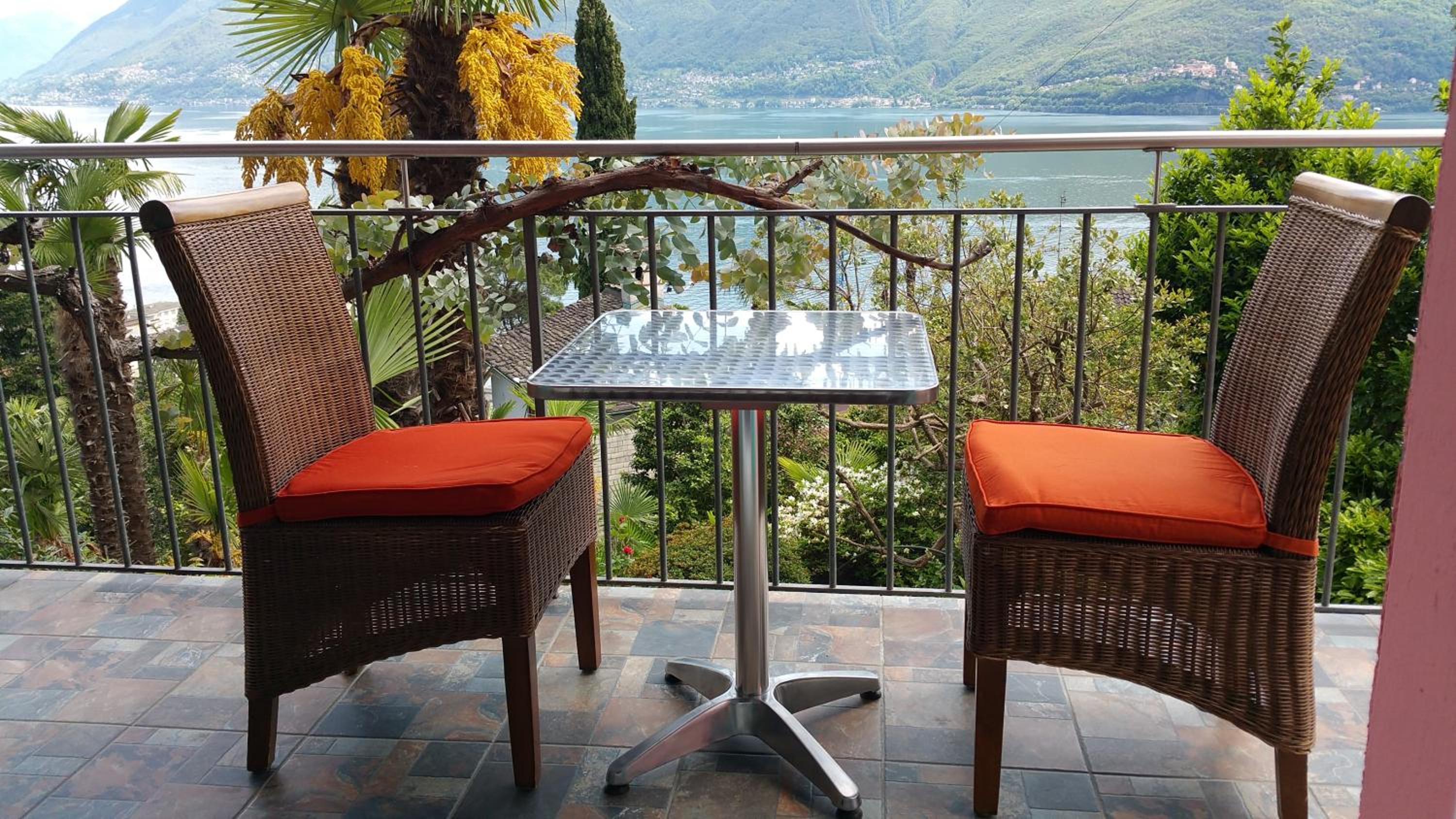 Triple Room with Balcony and Lake View photo 2