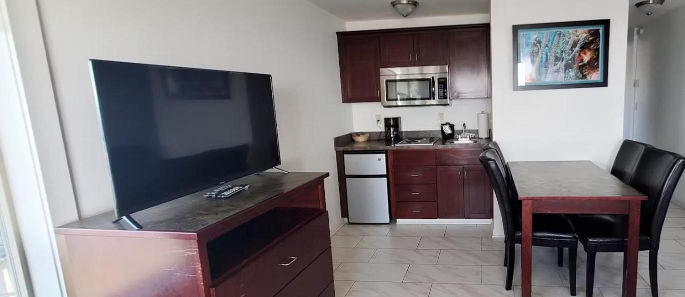  One Bedroom Oceanfront Suite with Balcony - Corner View photo 3