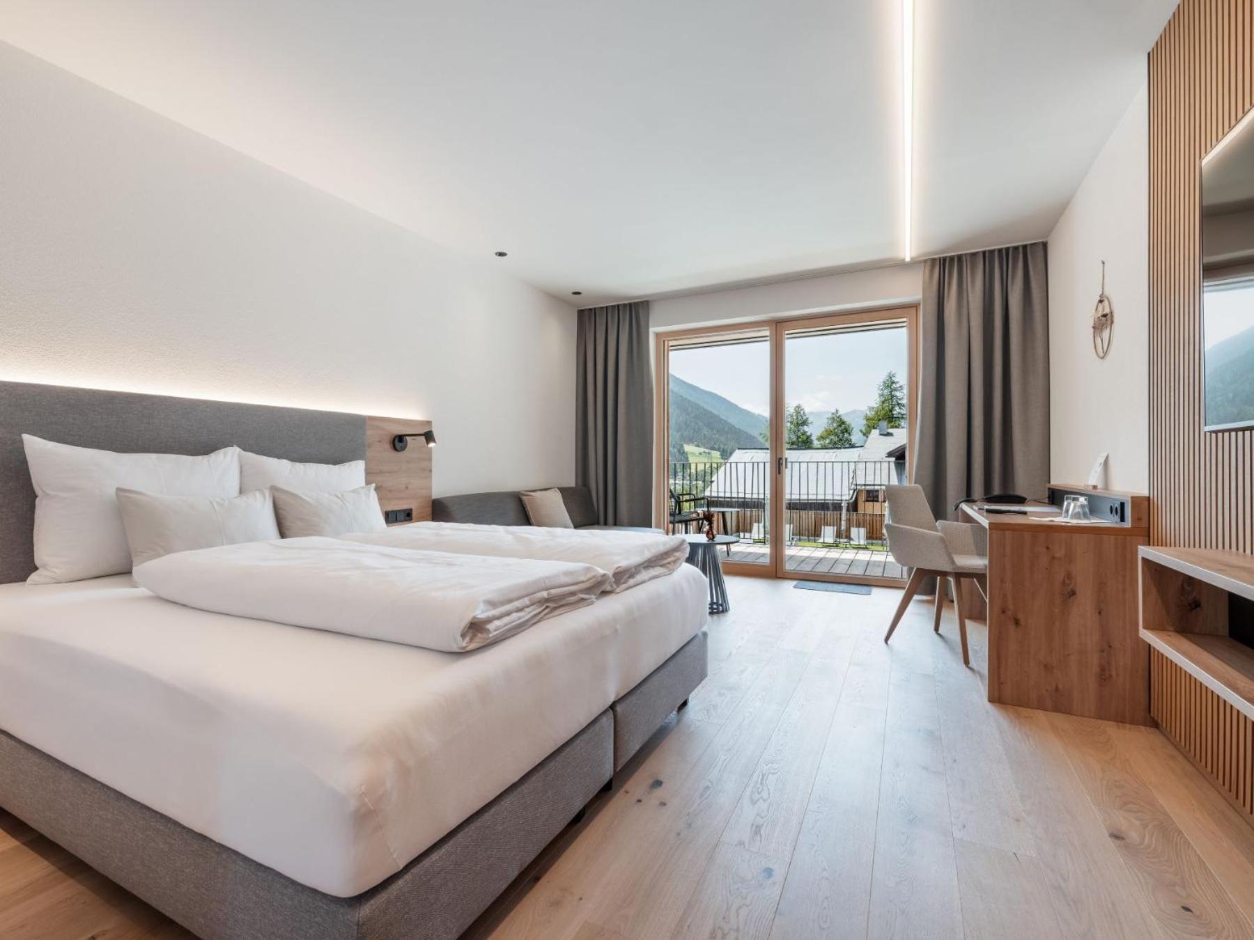 Deluxe Double Room with Balcony photo 2