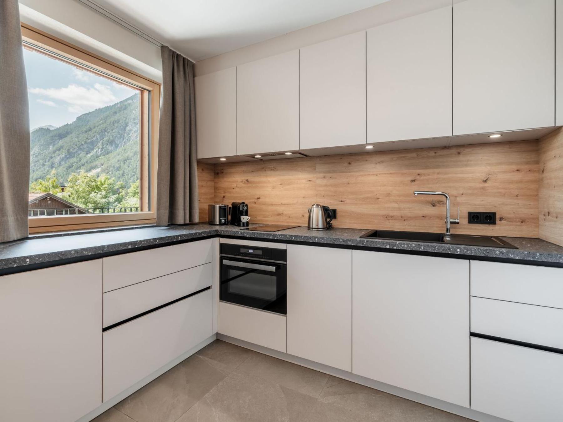 Two-Bedroom Apartment with Balcony photo 3