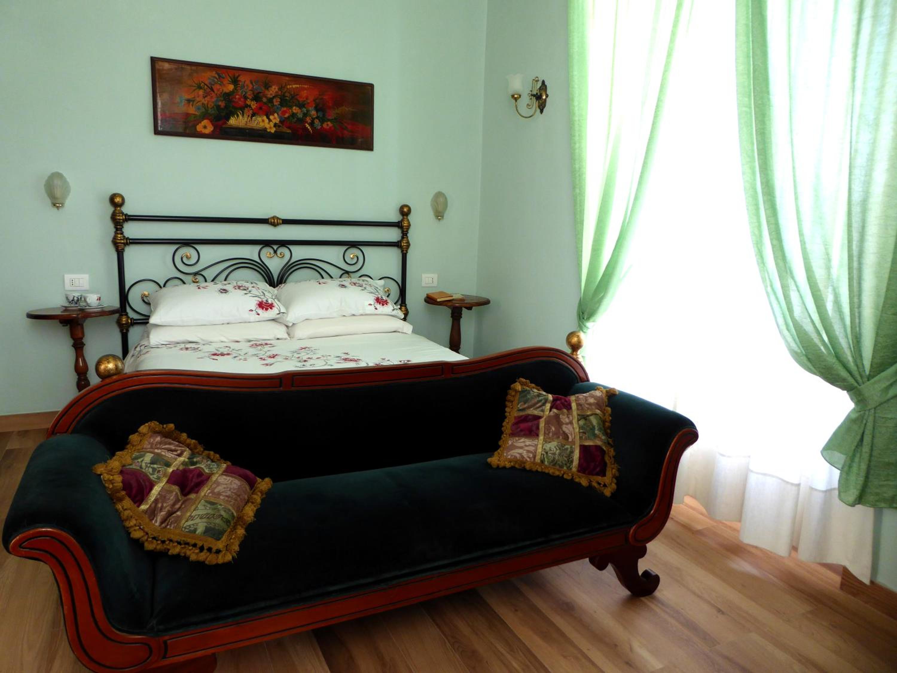 Deluxe Double Room (2 Adults + 1 Child) with Private Bathroom photo 1