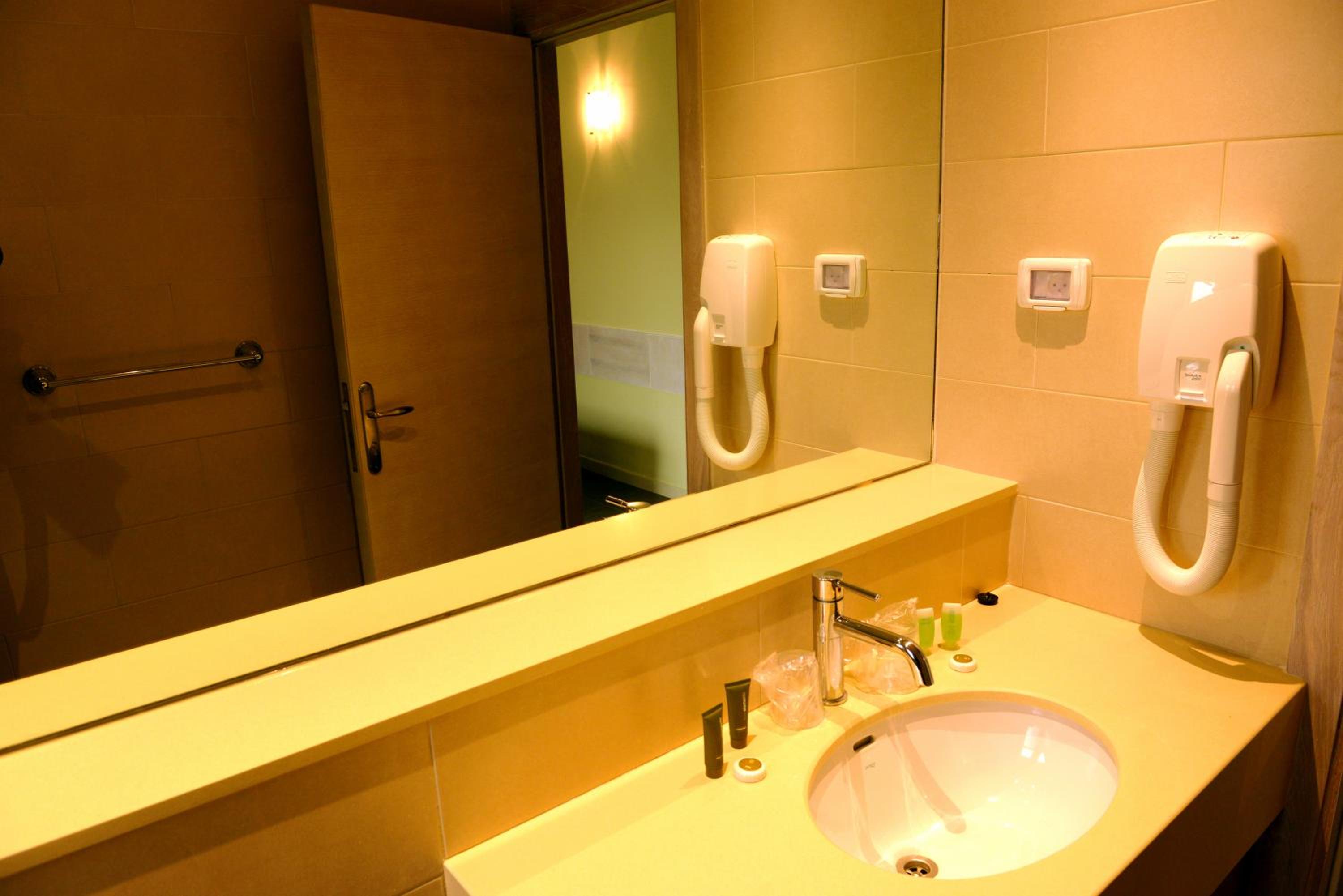 Standard Double Room - Photo 11
