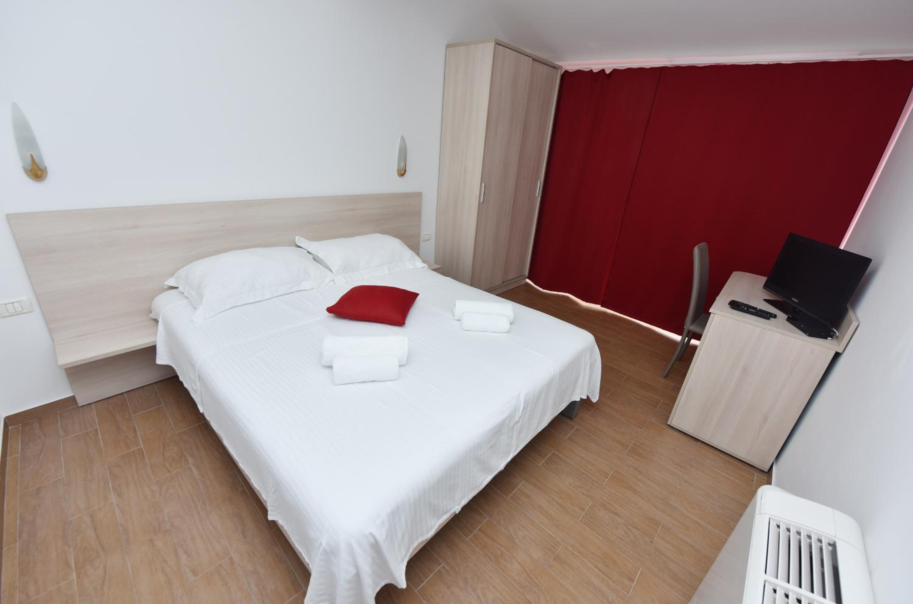 Double Room with Balcony and Sea View 1 photo 2