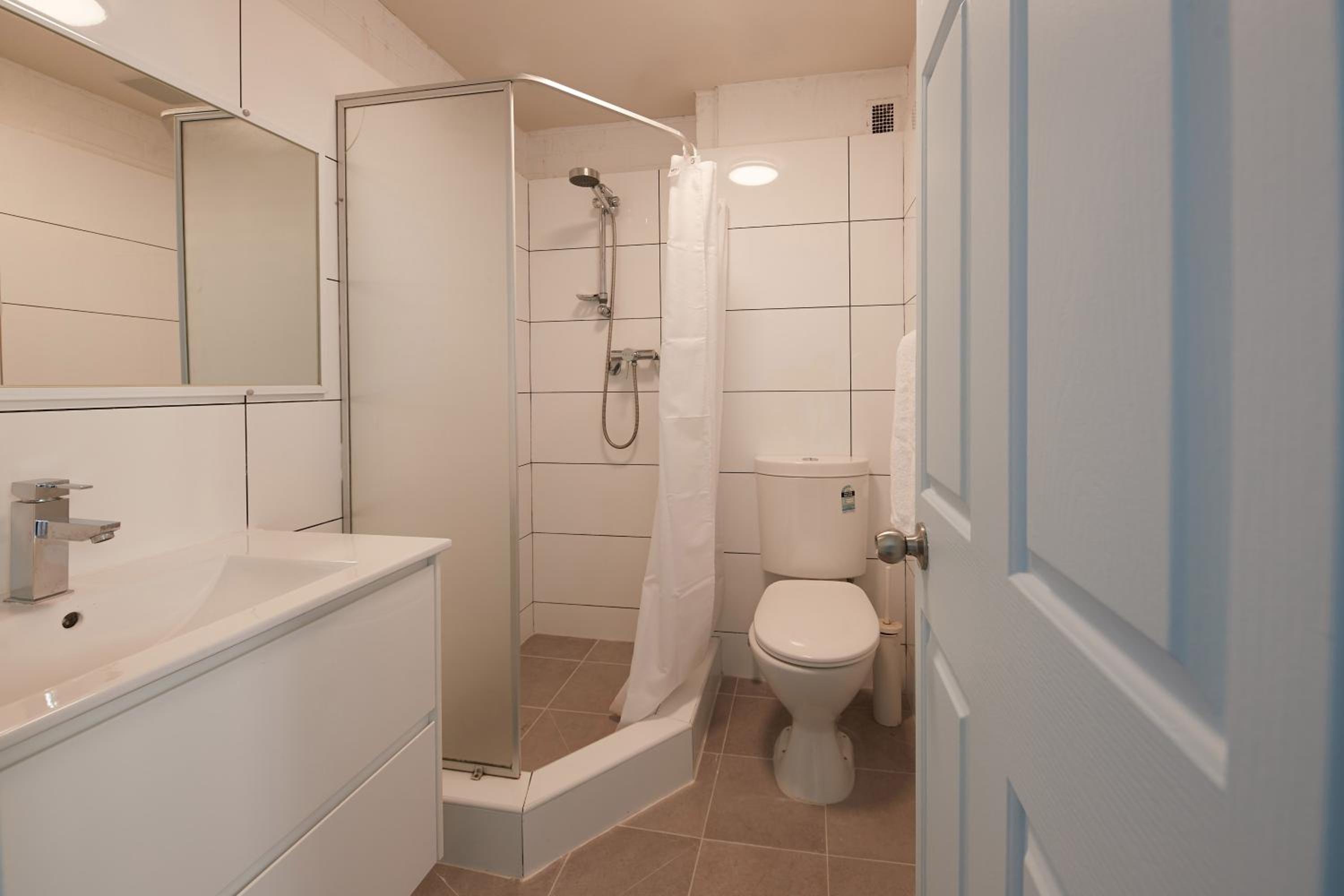 Private 4-Bed Ensuite Room (2 Bunk Beds)