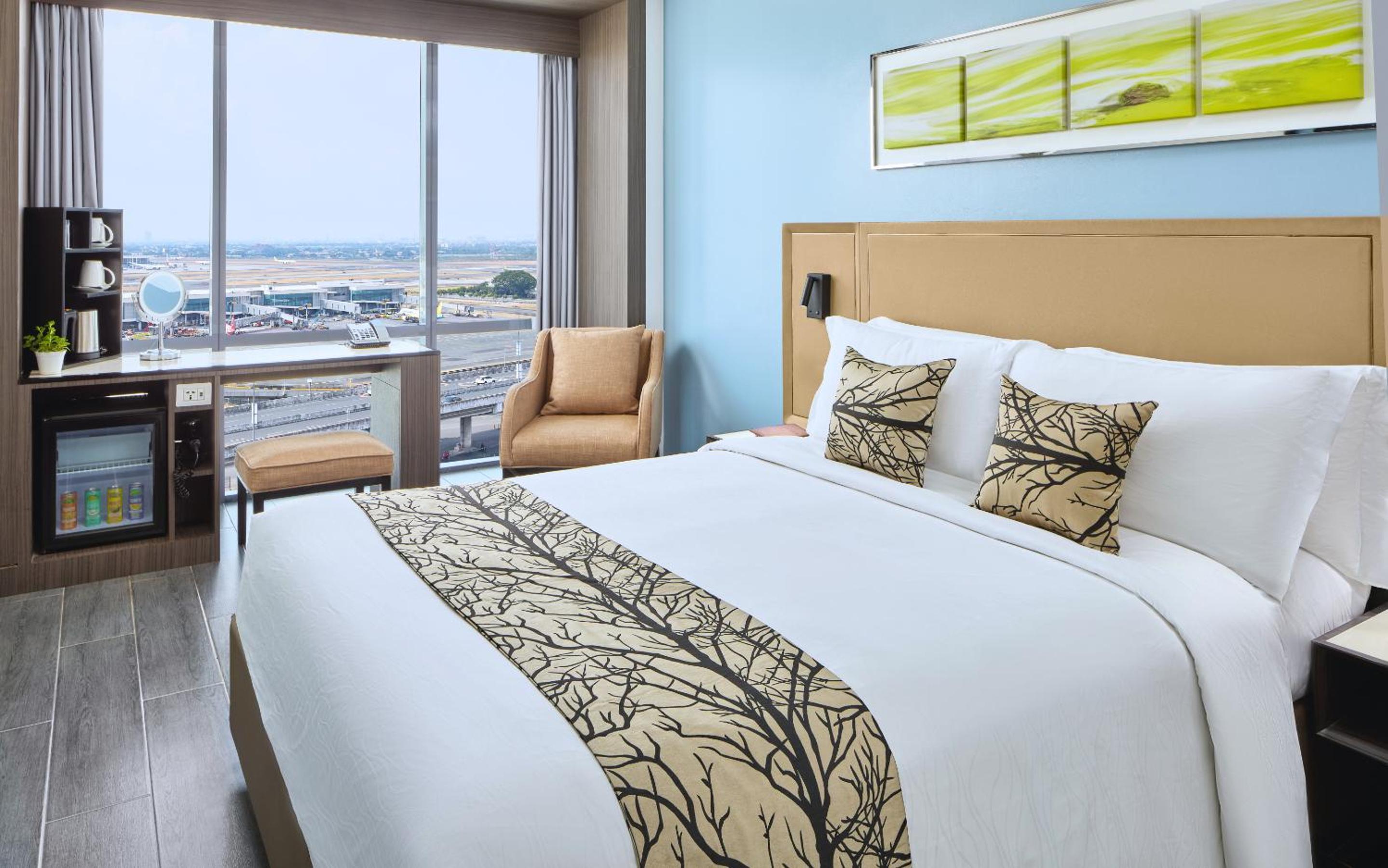 Runway to Belmont – Room with Breakfast and One-way Airport Transfer photo 1