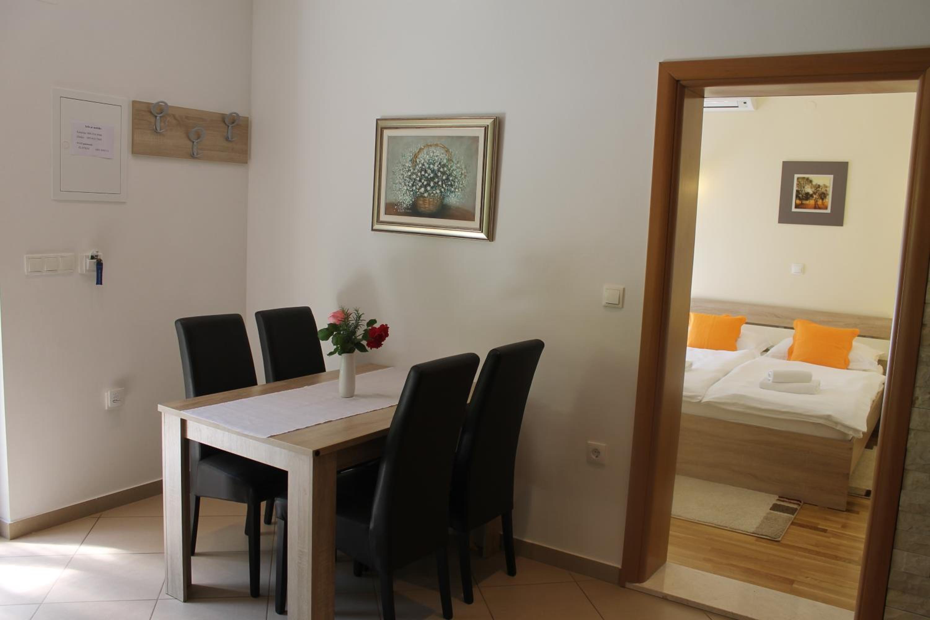 Deluxe Two-Bedroom Apartment - Photo 5