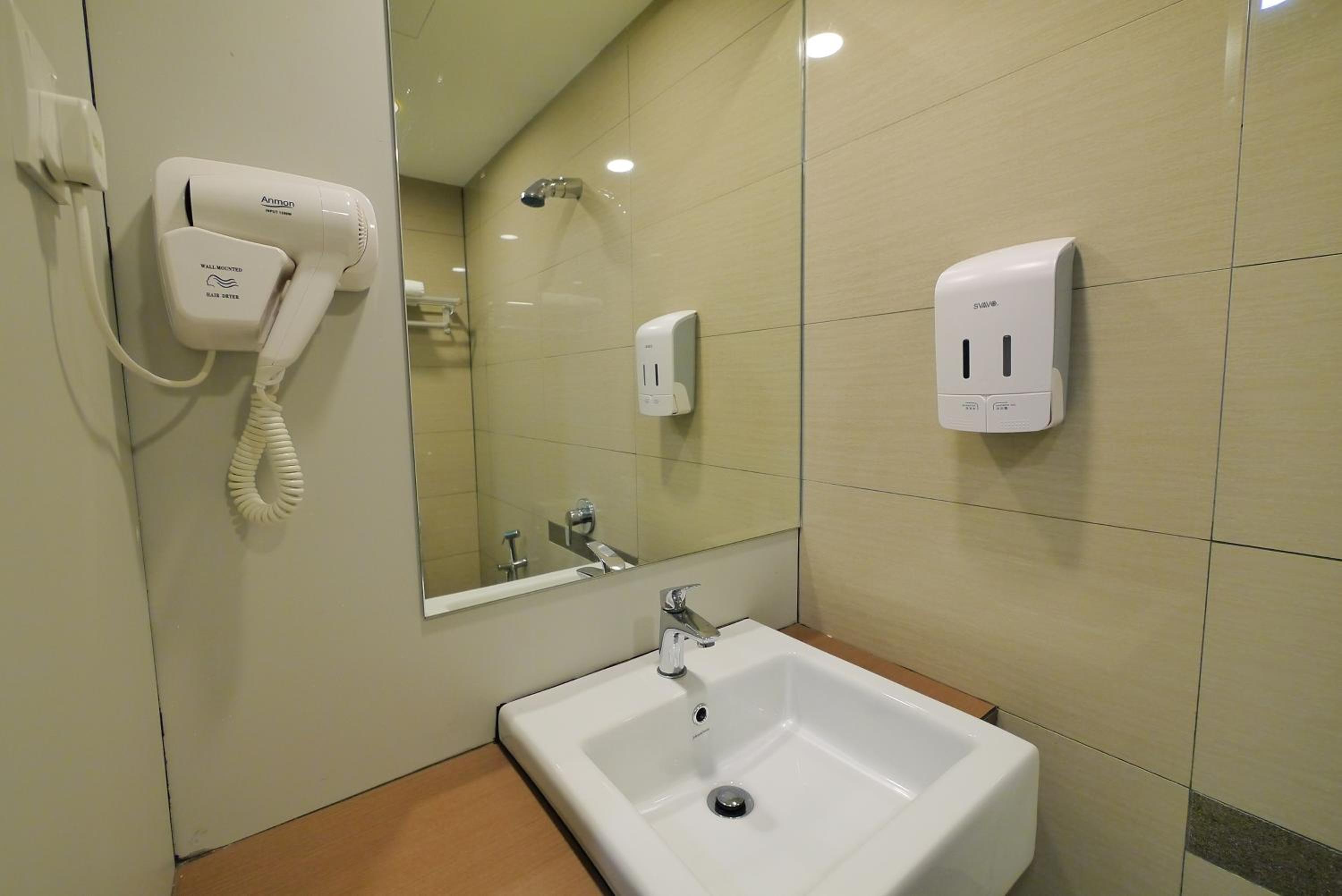 Standard Twin Room - no window photo 3