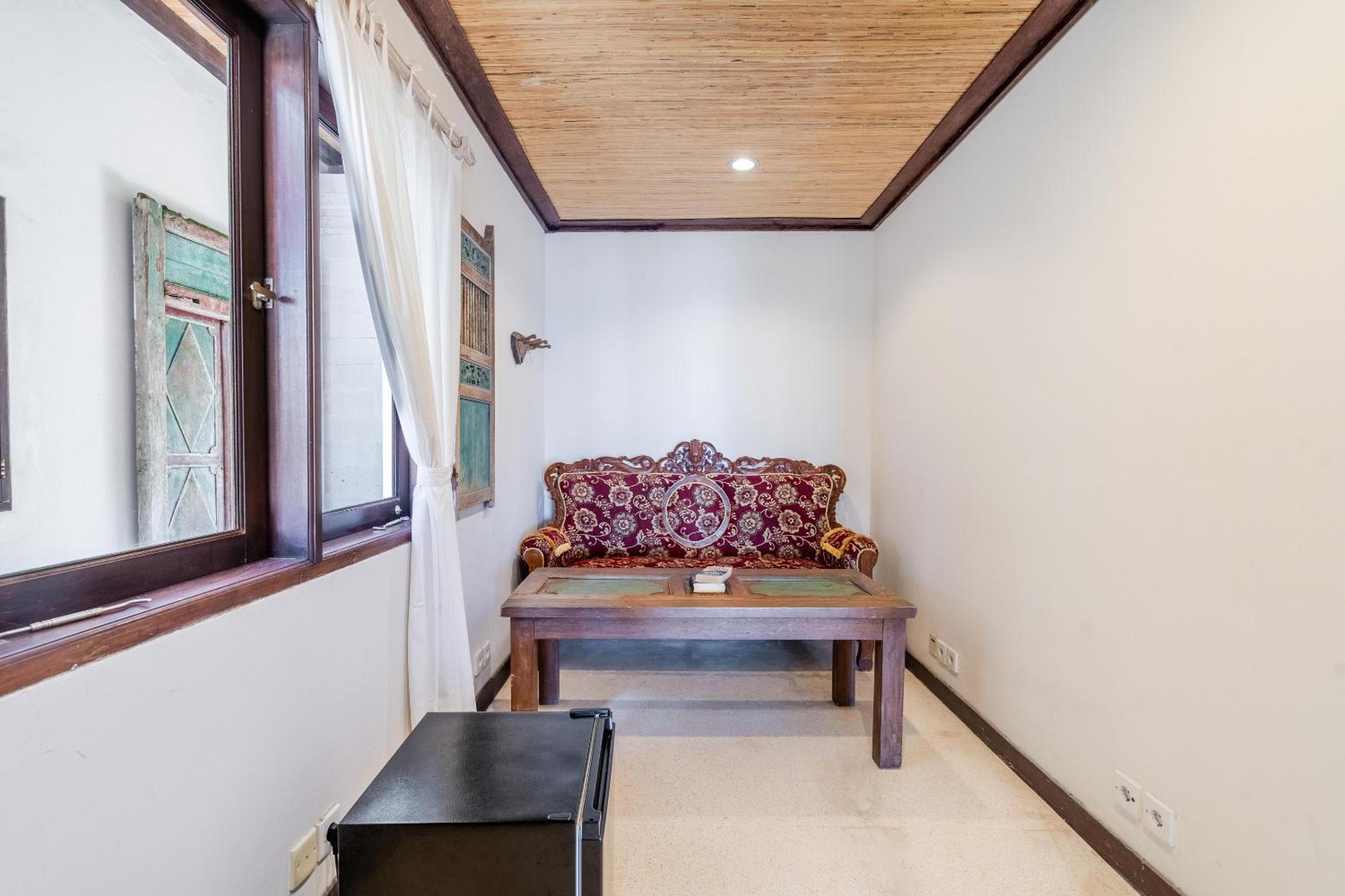 Four - bedrooms, Separate Entrances Beachfront Group Stay