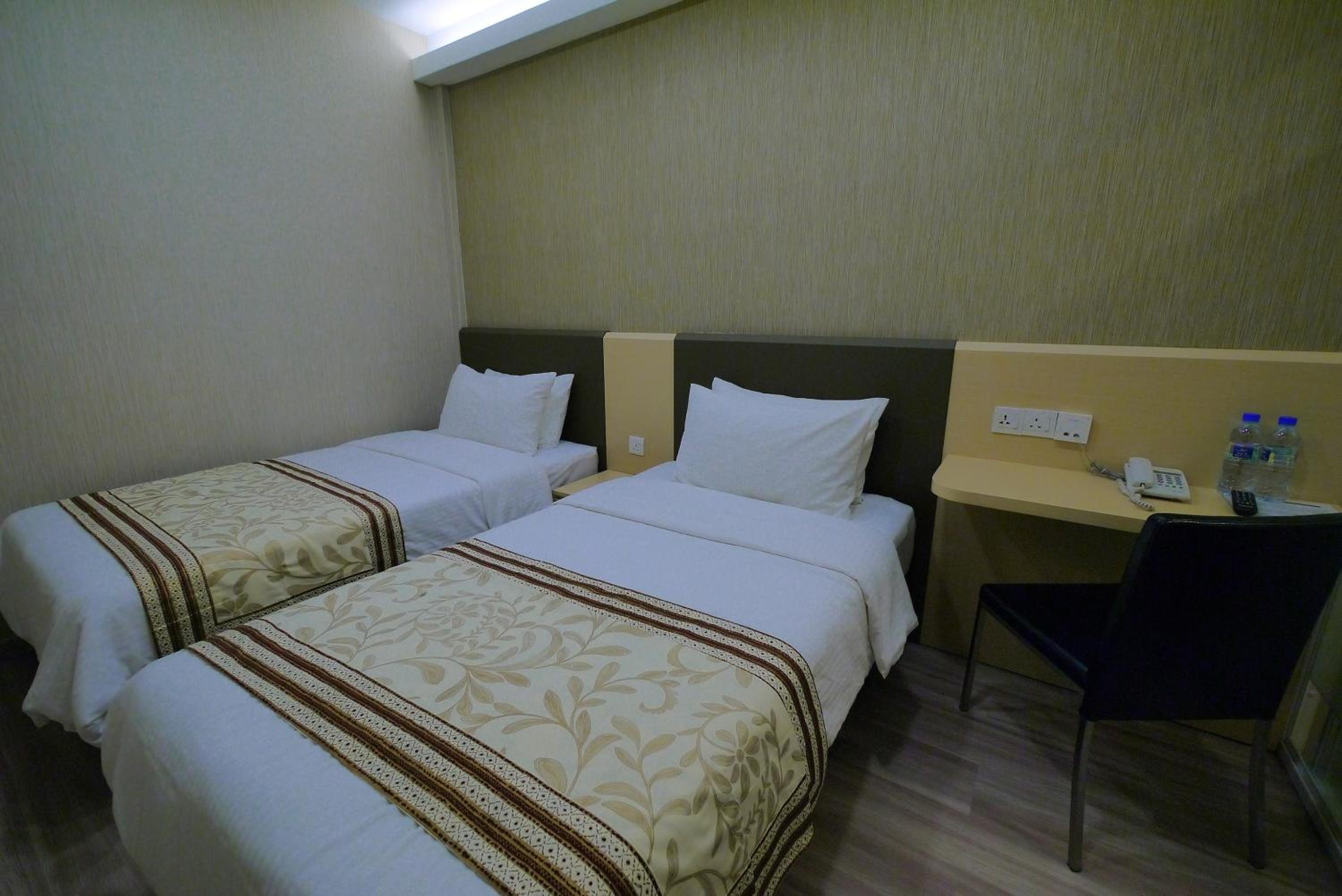 Standard Twin Room - no window photo 2