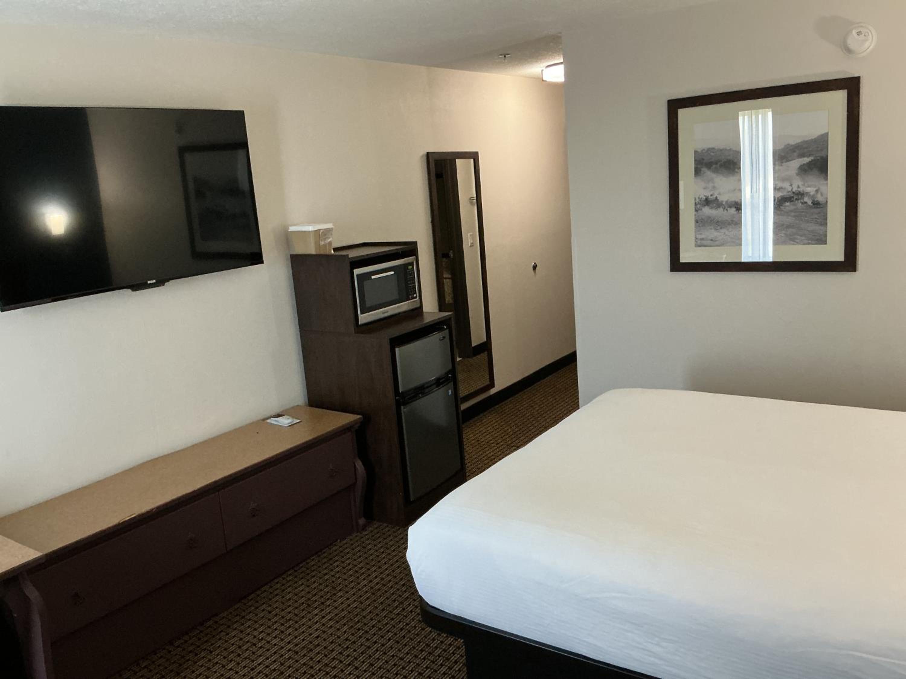 Queen Room with Two Queen Beds, Mobility Access and Bathtub with Grab Bars, Non-Smoking - Photo 5