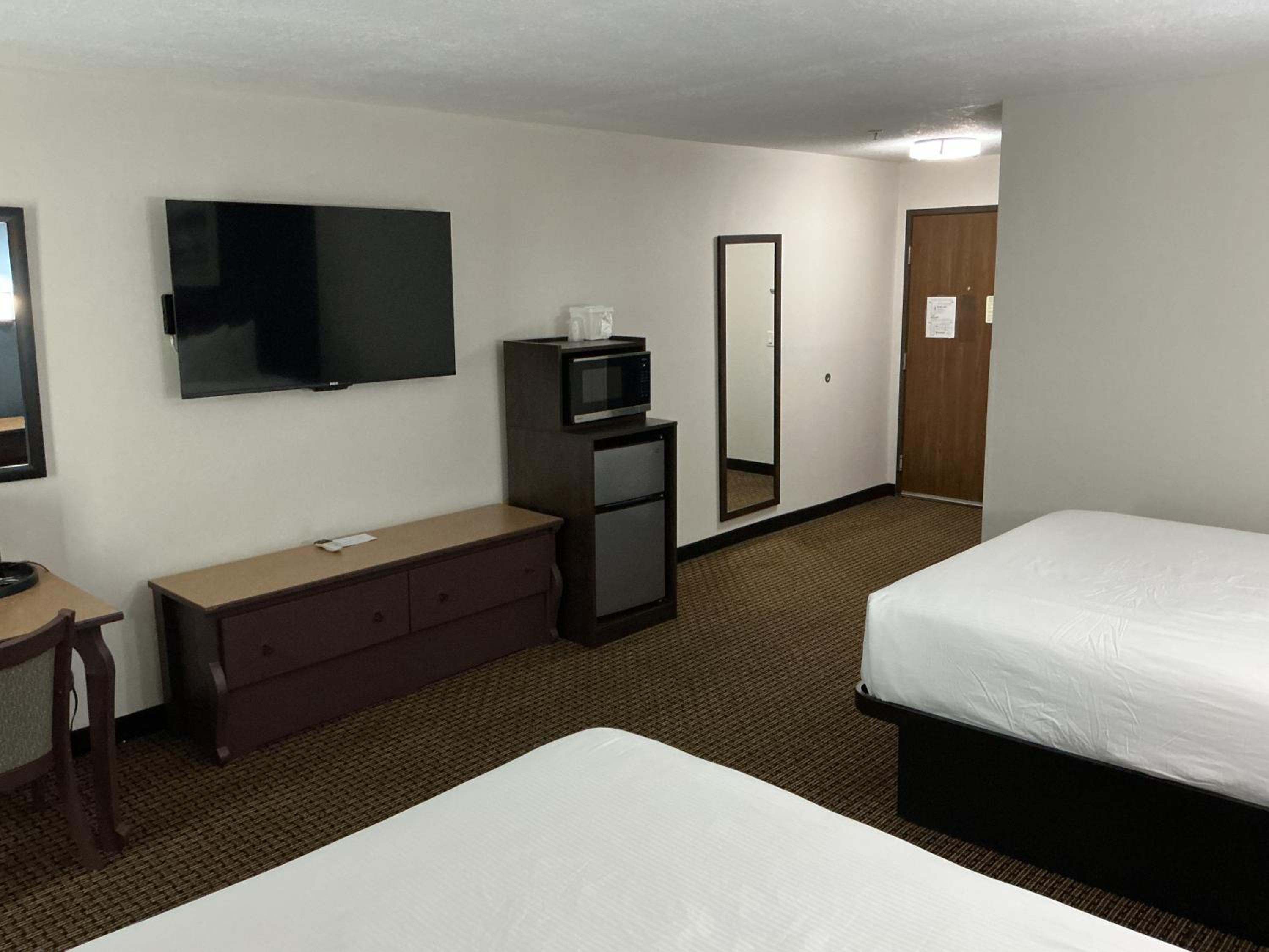 Queen Room with Two Queen Beds, Mobility Access and Roll-In shower, Non-Smoking - Photo 9