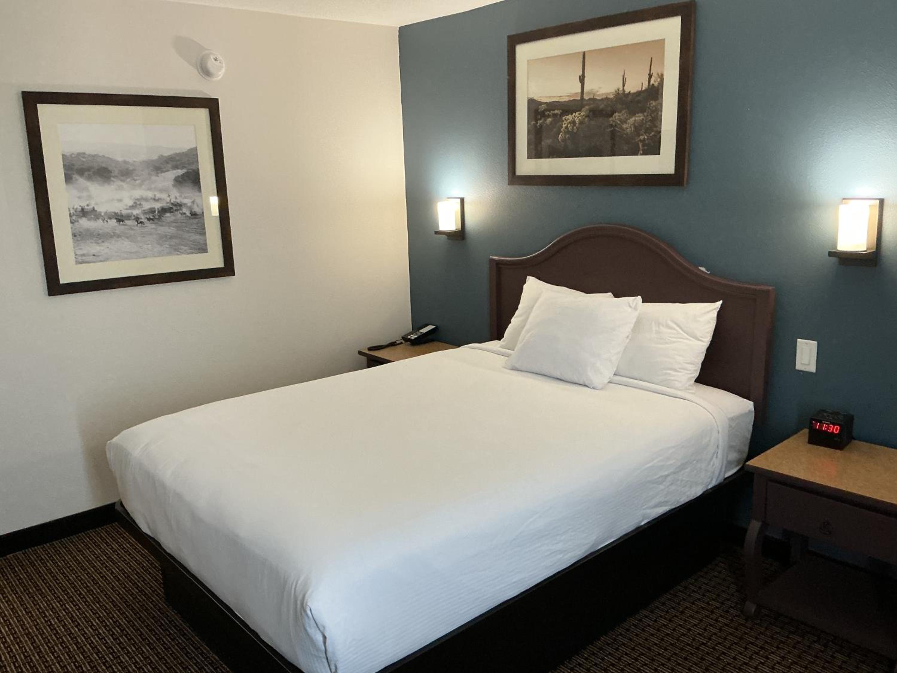Queen Room with Two Queen Beds, Mobility Access and Bathtub with Grab Bars, Non-Smoking - Photo 7