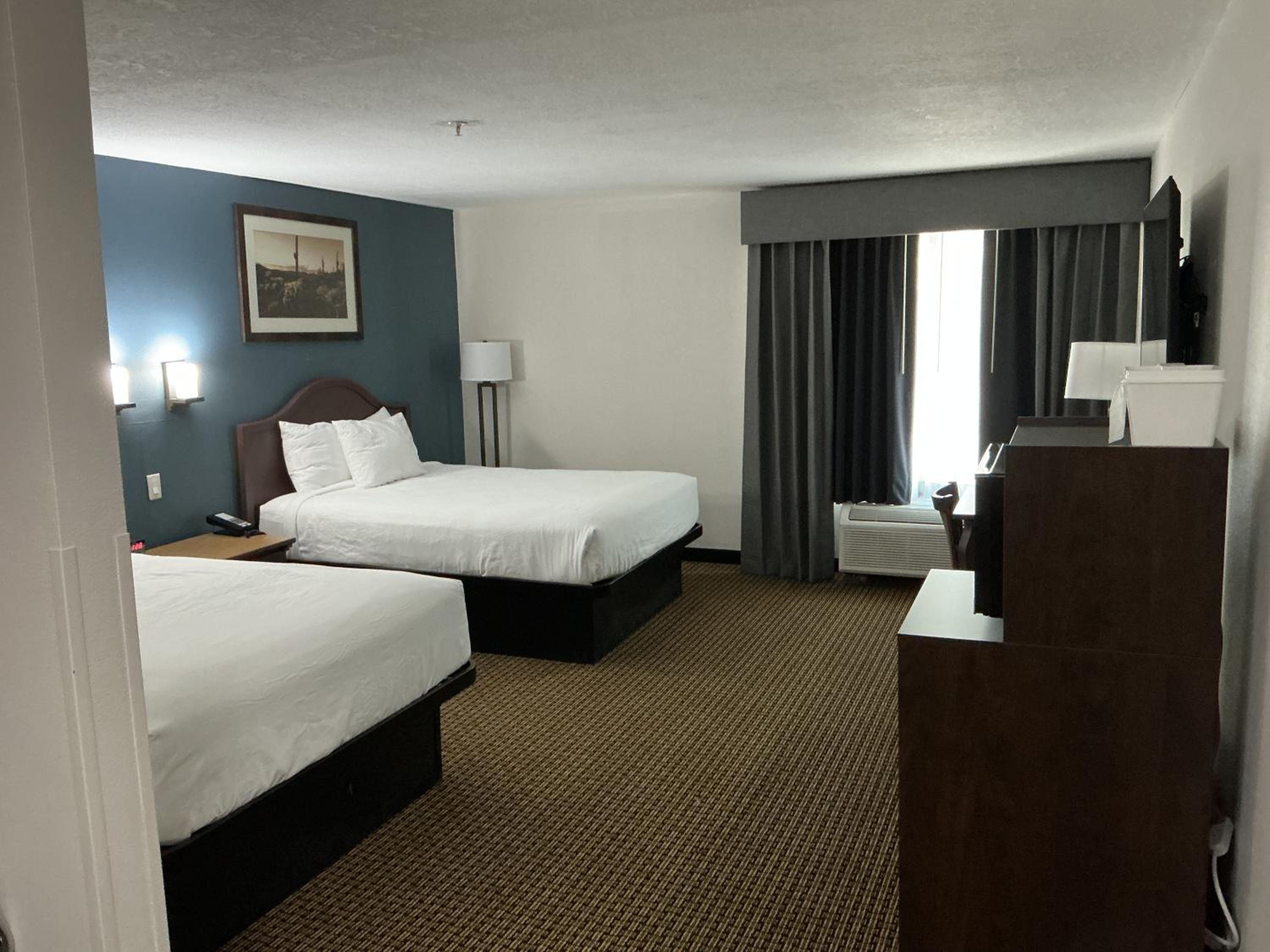 Queen Room with Two Queen Beds, Mobility Access and Roll-In shower, Non-Smoking - Photo 8