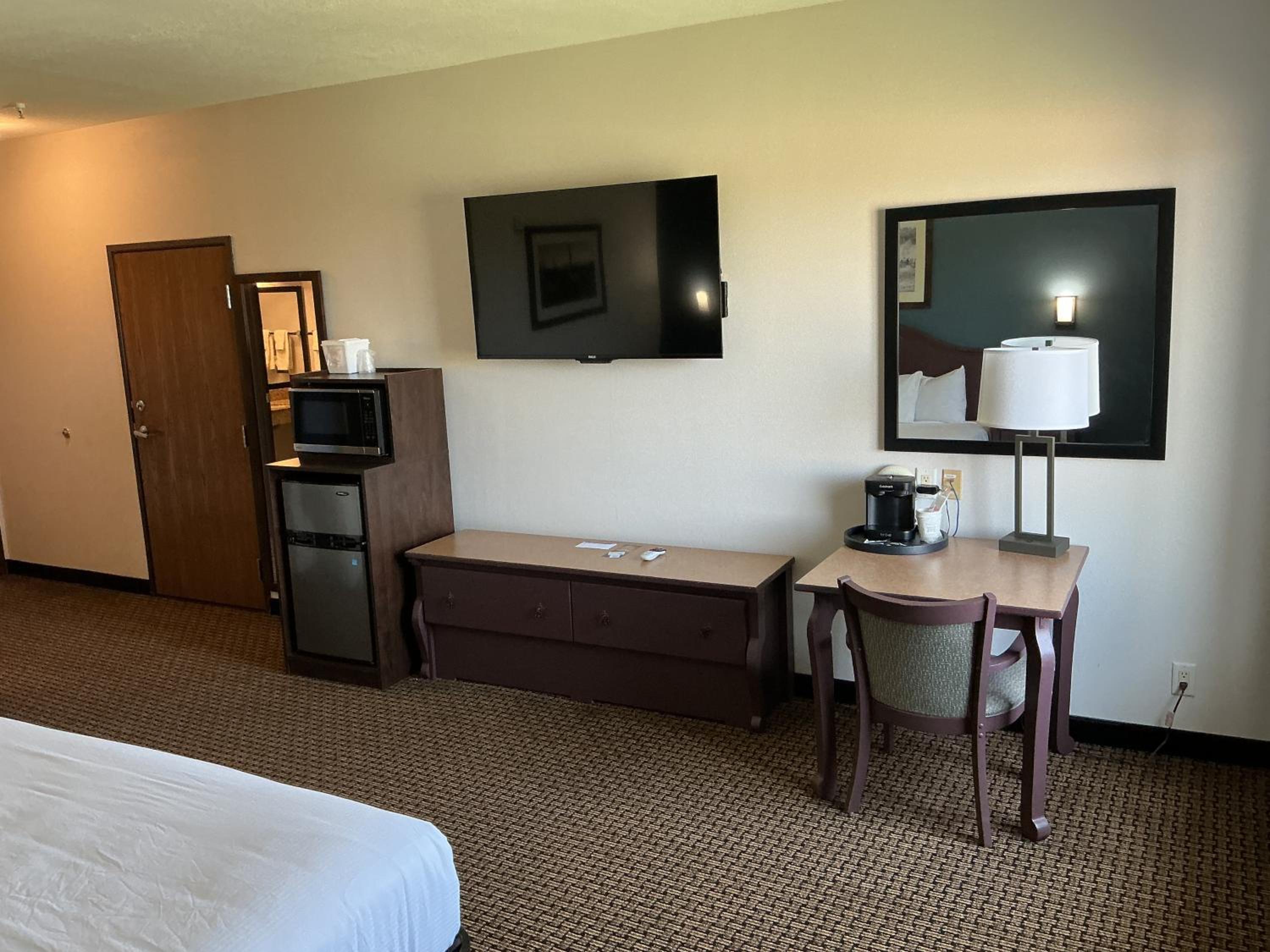 King Room with Bath Tub - Mobility Accessible/Non-Smoking - Photo 7