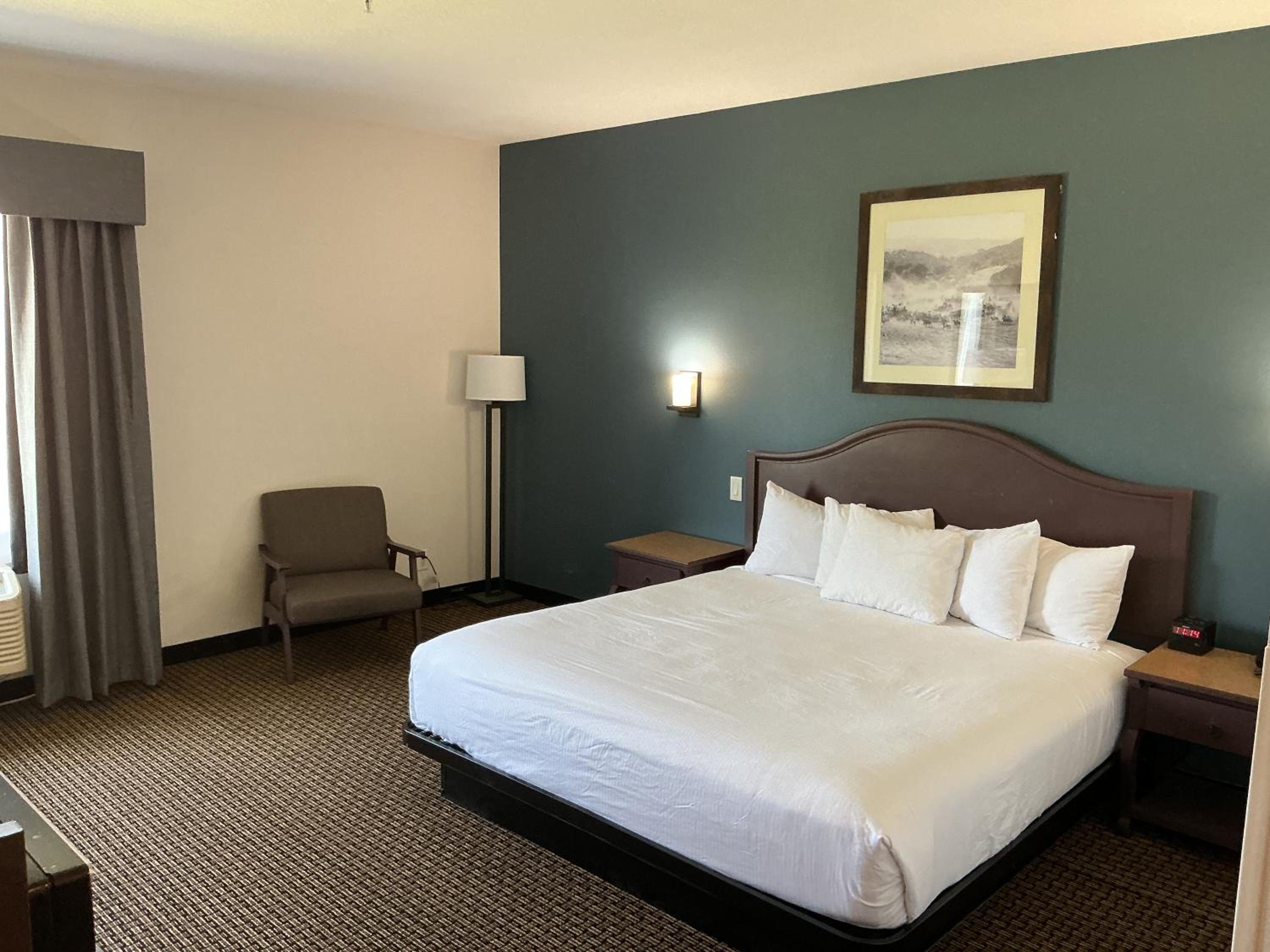 King Room with Bath Tub - Mobility Accessible/Non-Smoking - Photo 8