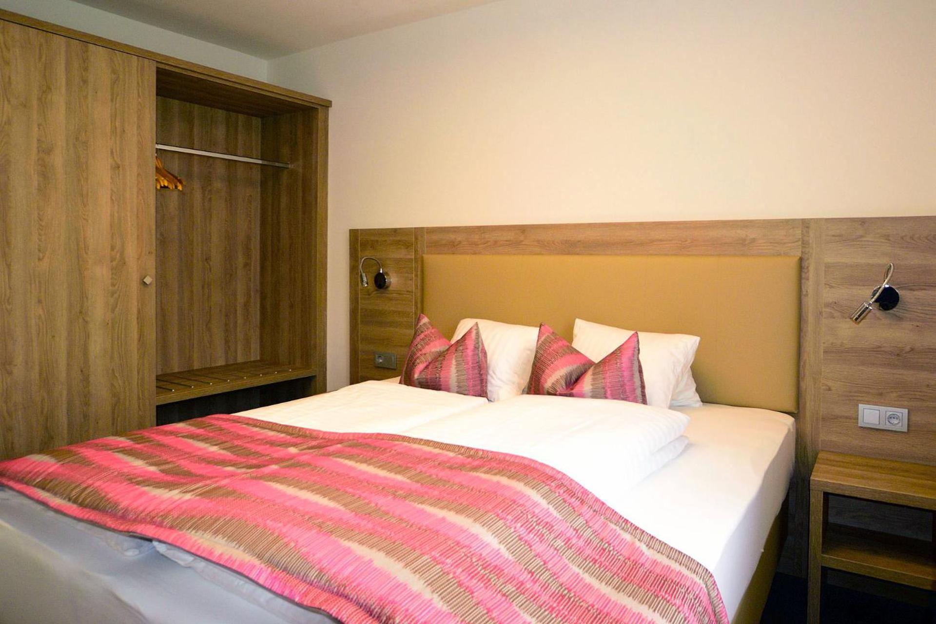 Deluxe One-Bedroom Apartment