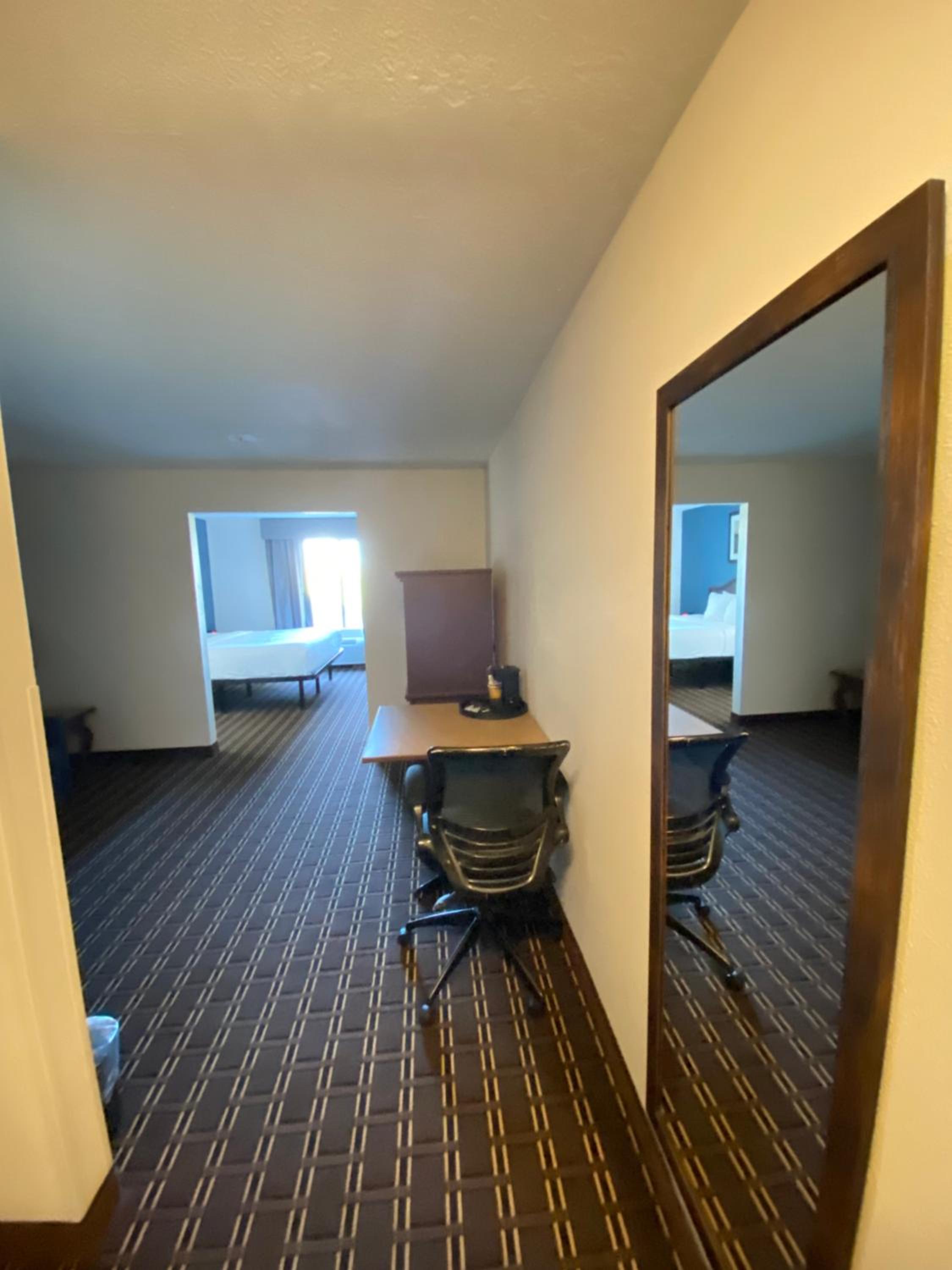 King Suite - Non-Smoking - Photo 6