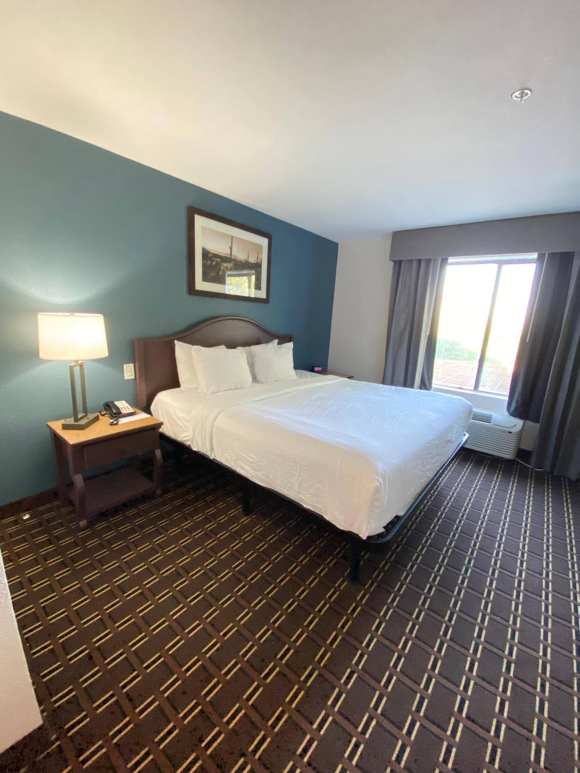 King Suite - Non-Smoking - Photo 8