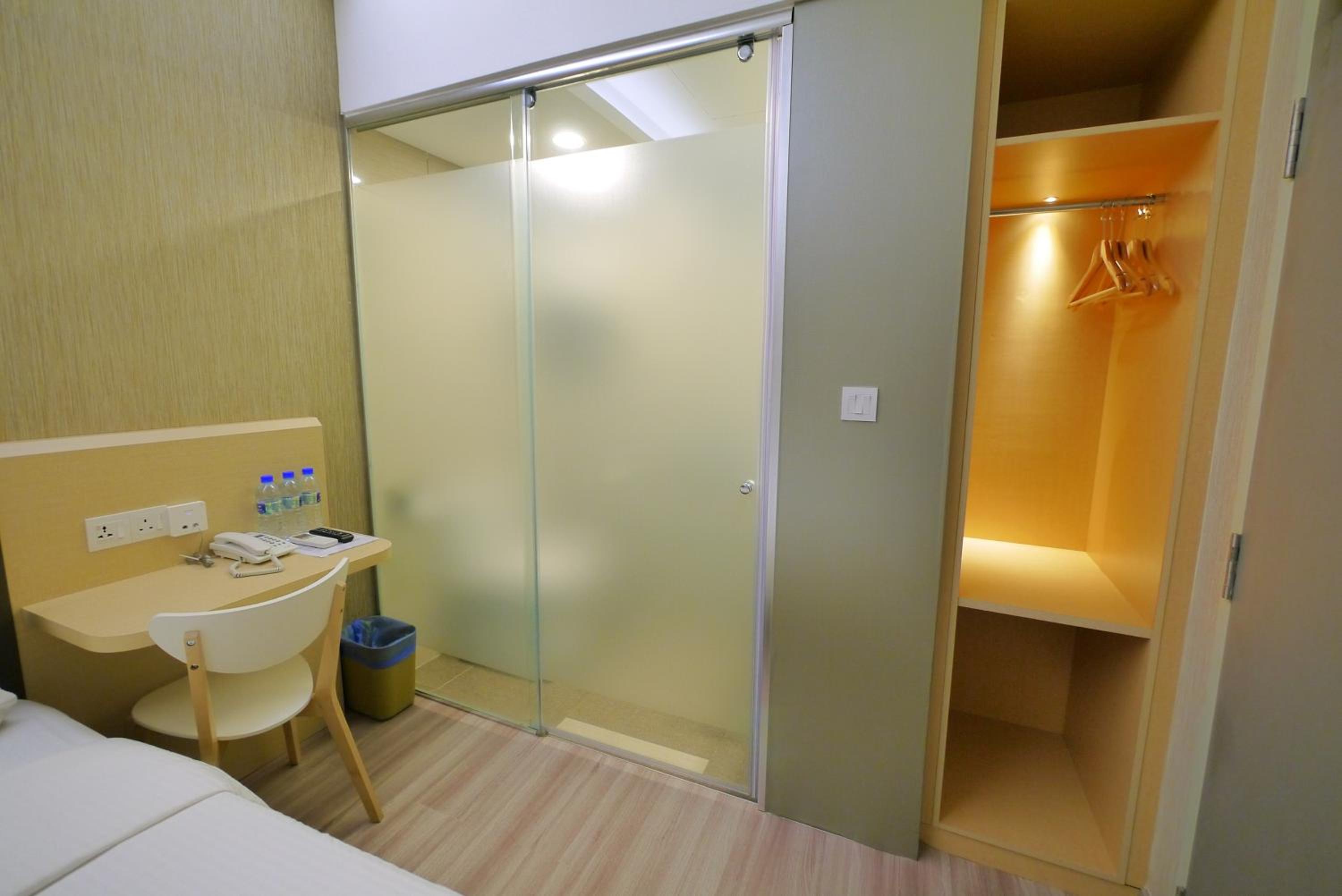 Standard Single Room - no window photo 2