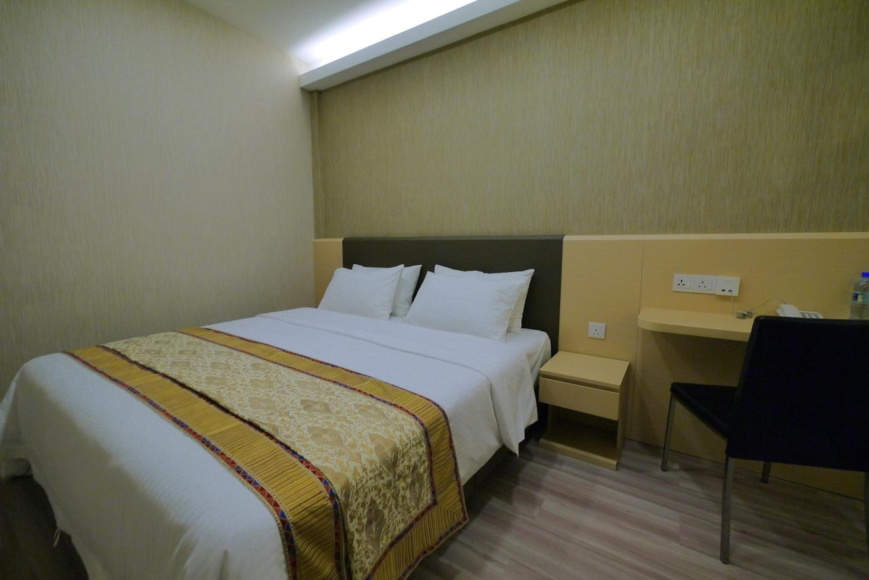 Premier Double Room - no window photo 2
