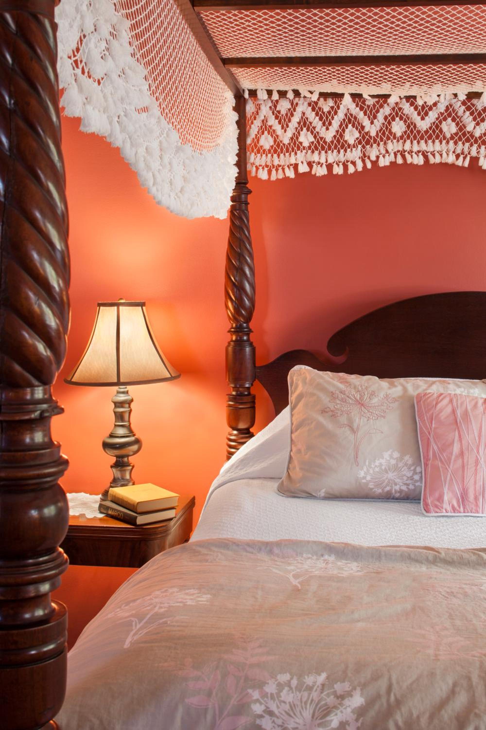 Deluxe Queen Room with Fireplace - Carriage (Cape Lady) photo 3