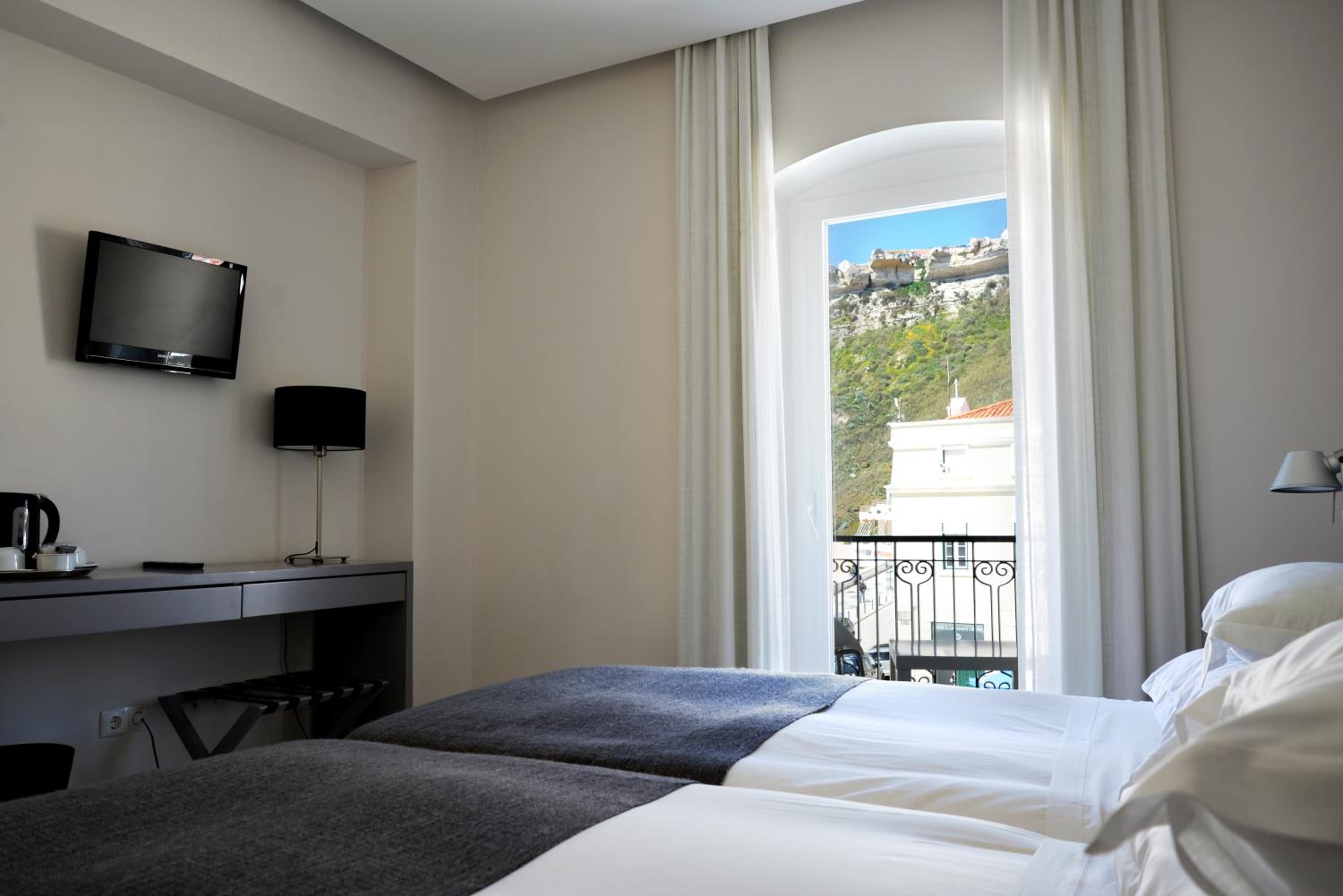 Double Room with Side Sea View and Balcony photo 3