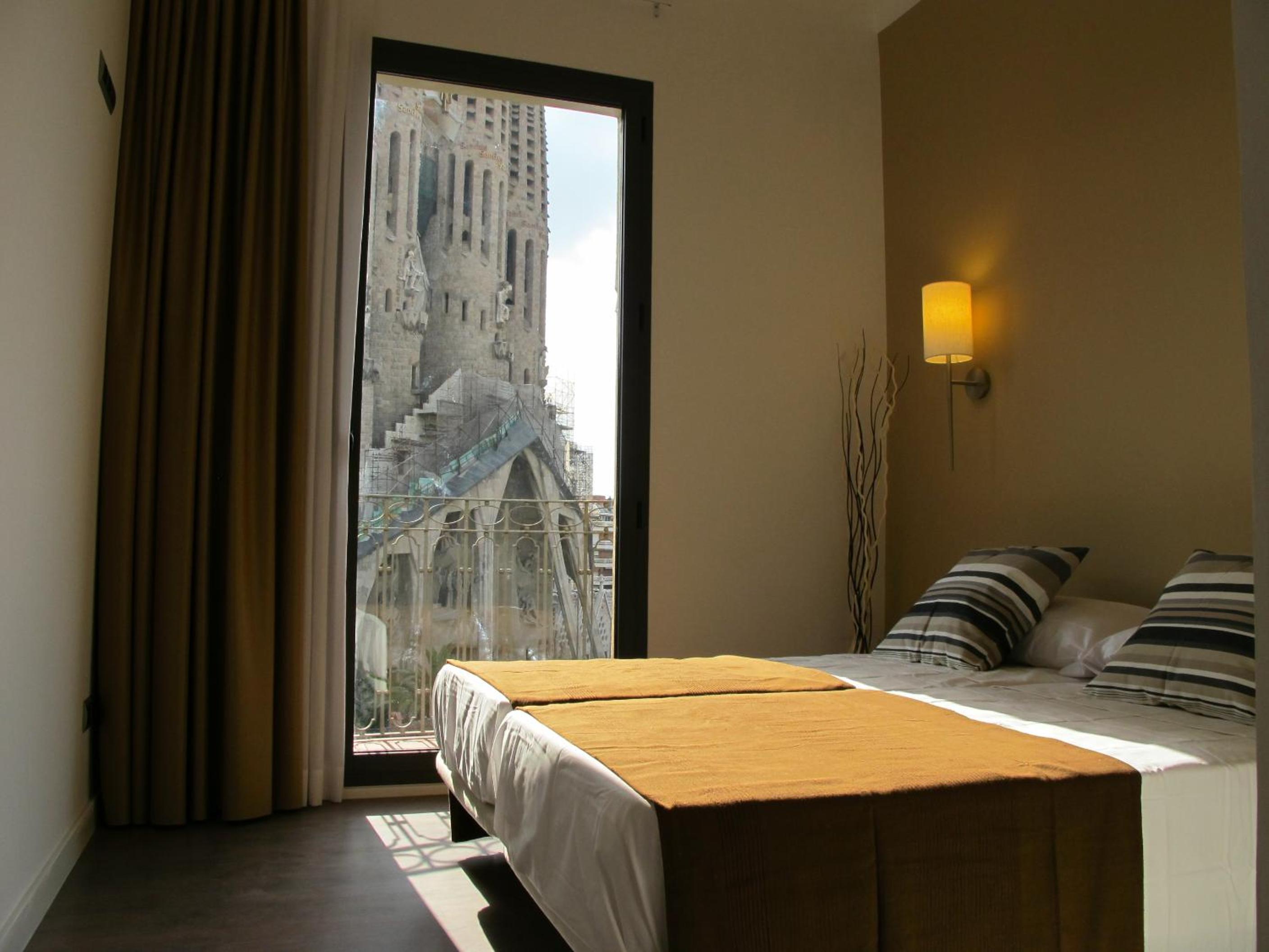 Apartamento de Cuatro Dormitorios - Plaça Sagrada Familia 16